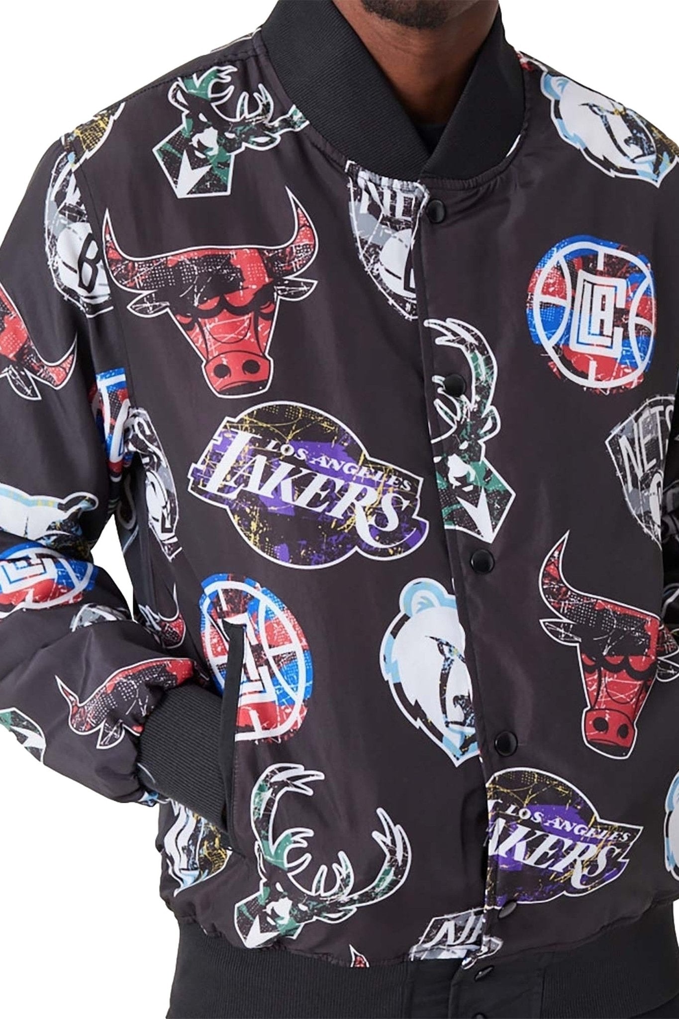 BEISBOLERA NEW ERA NEGRA AOP TEAM LOGO BOMBER NBAALL - AREA ZERO