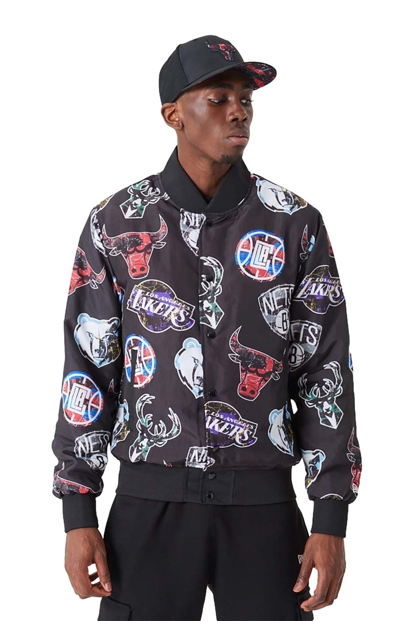 BEISBOLERA NEW ERA NEGRA AOP TEAM LOGO BOMBER NBAALL - AREA ZERO
