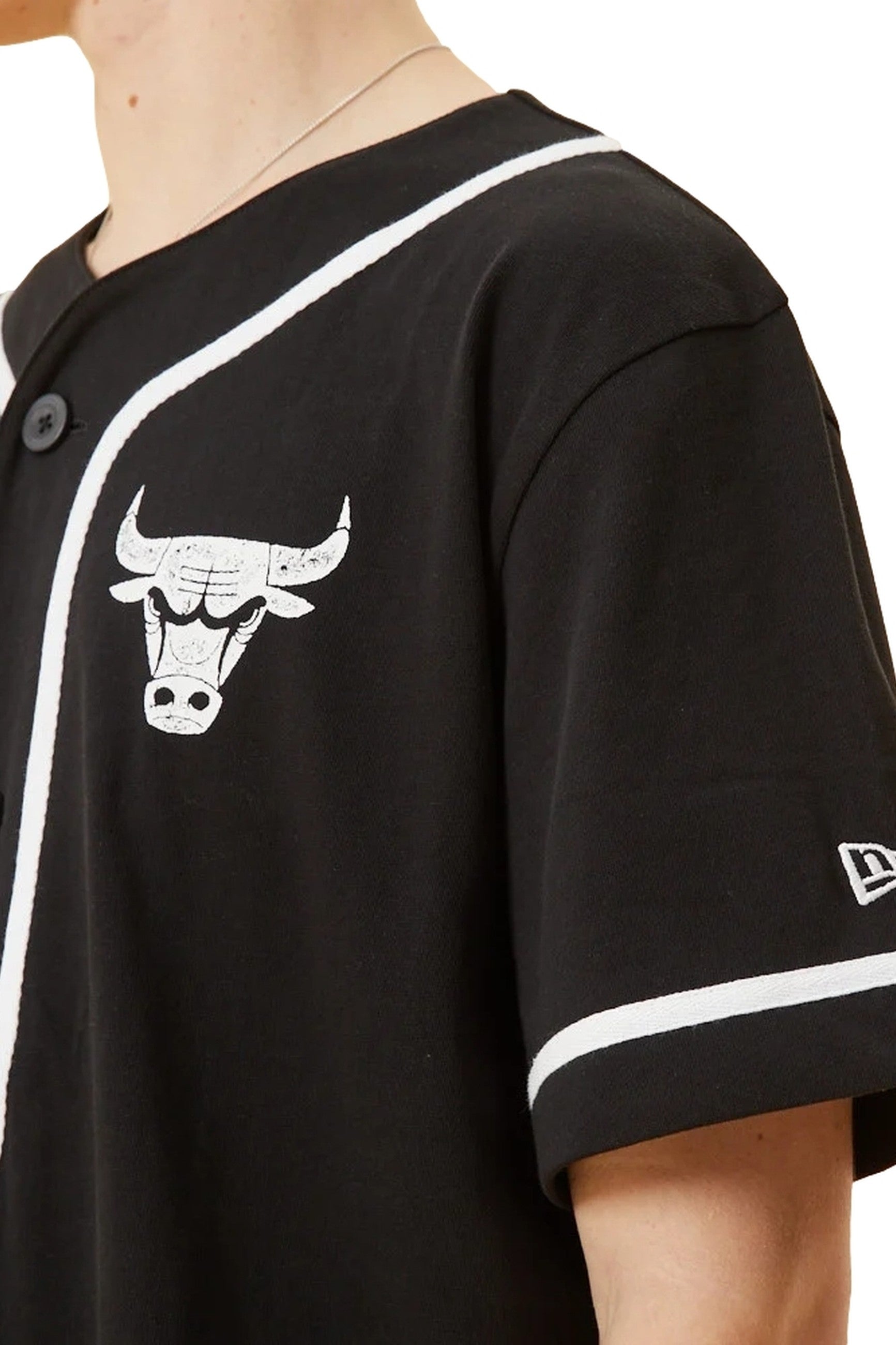 BEISBOLERA NEW ERA NEGRA DISTRESSED LOGO BUTTON UP TEE CHIBUL