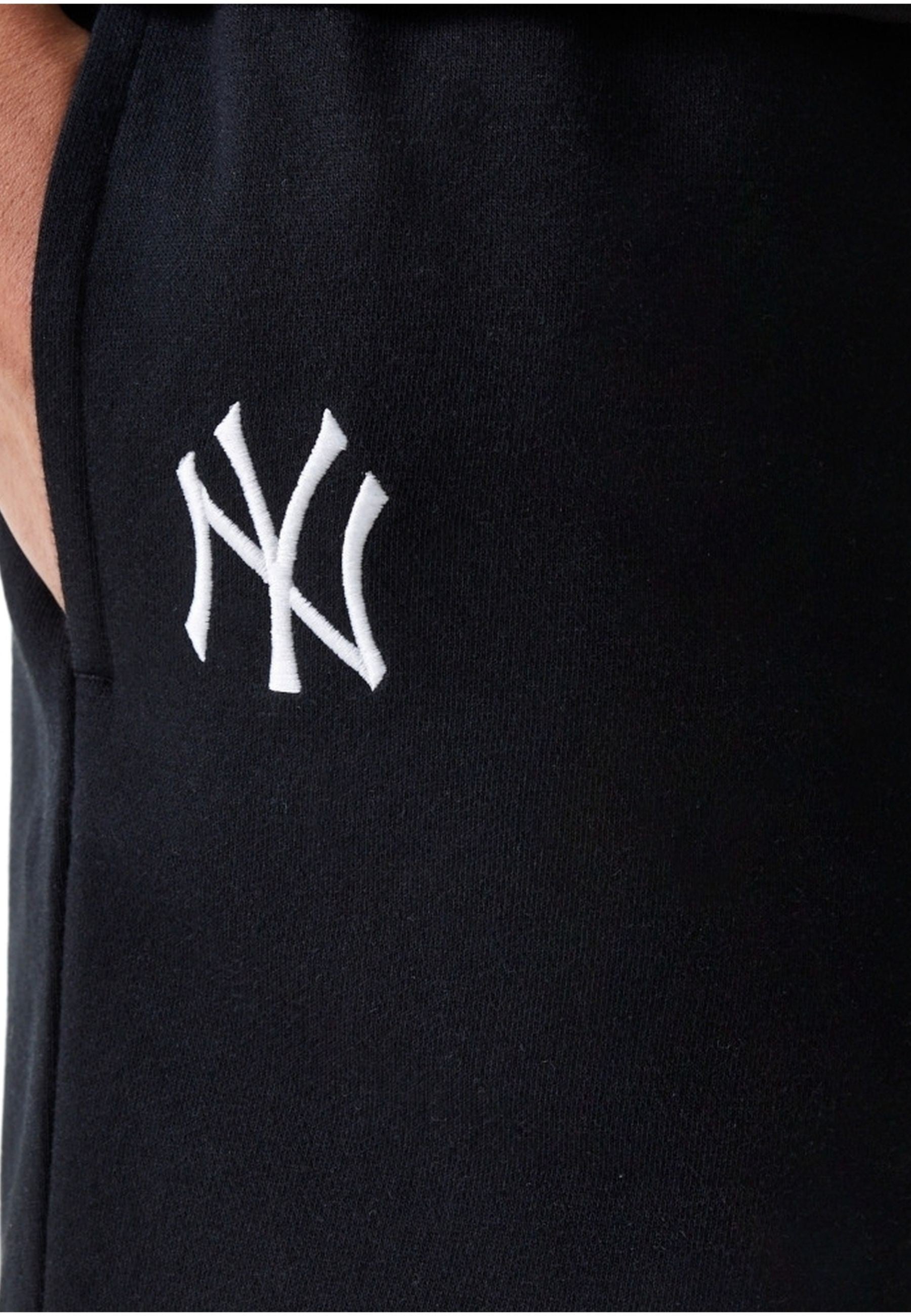 BERMUDA NEW ERA NEGRA YANKEES MLB MIDO LOGO SHORT