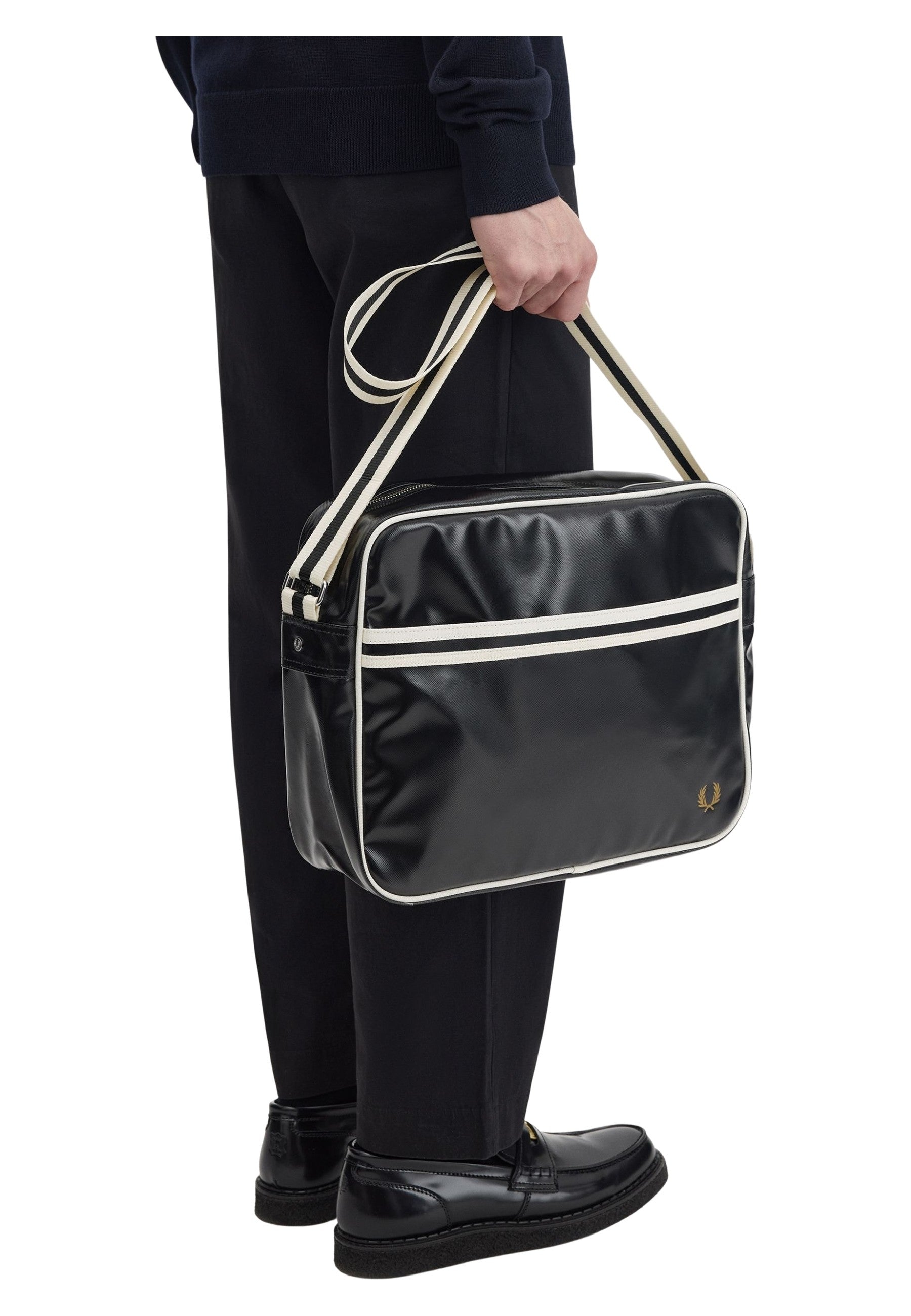 BOLSO FRED PERRY NEGRO FRANJAS ASA LARGA LOGO BORDADO