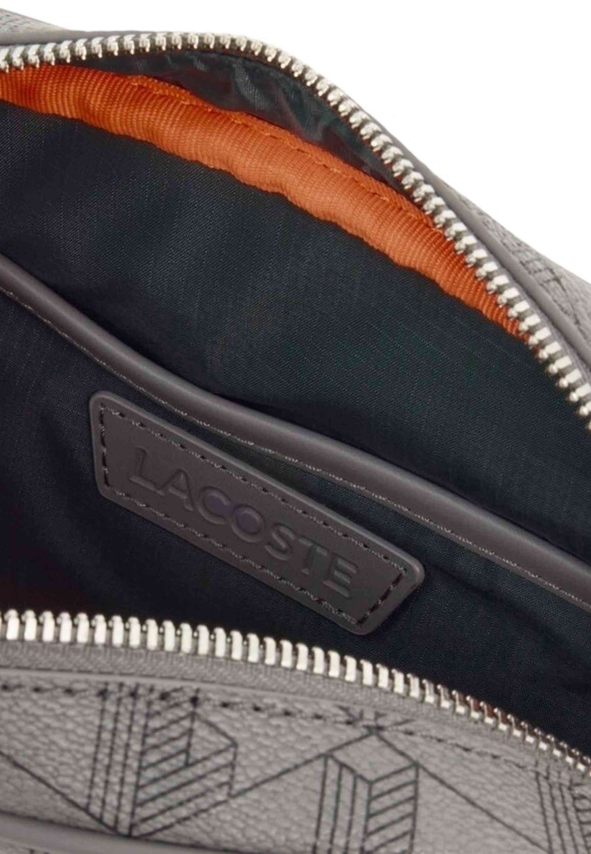 BOLSO LACOSTE GRIS MONOGRAM THE BLEND FLAP MESSENGER BAG