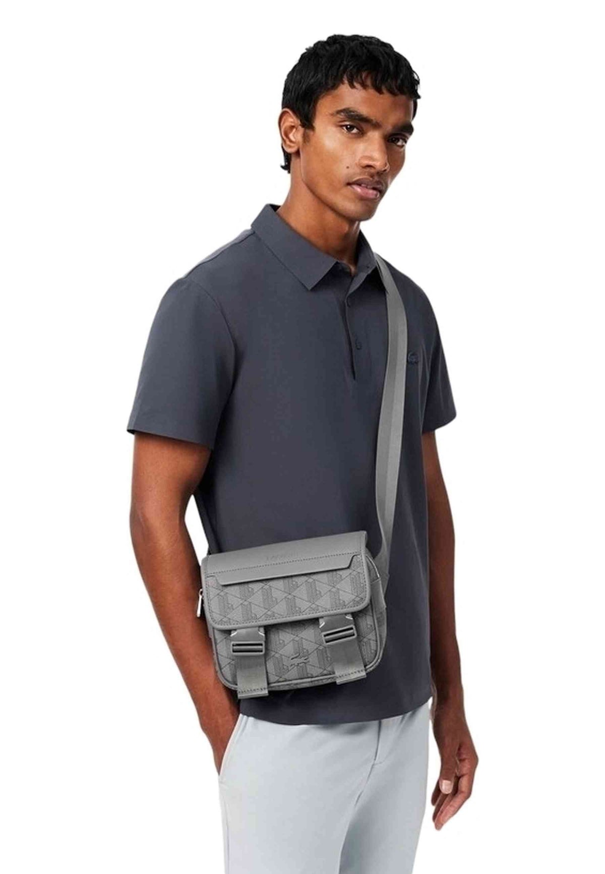 BOLSO LACOSTE GRIS MONOGRAM THE BLEND FLAP MESSENGER BAG