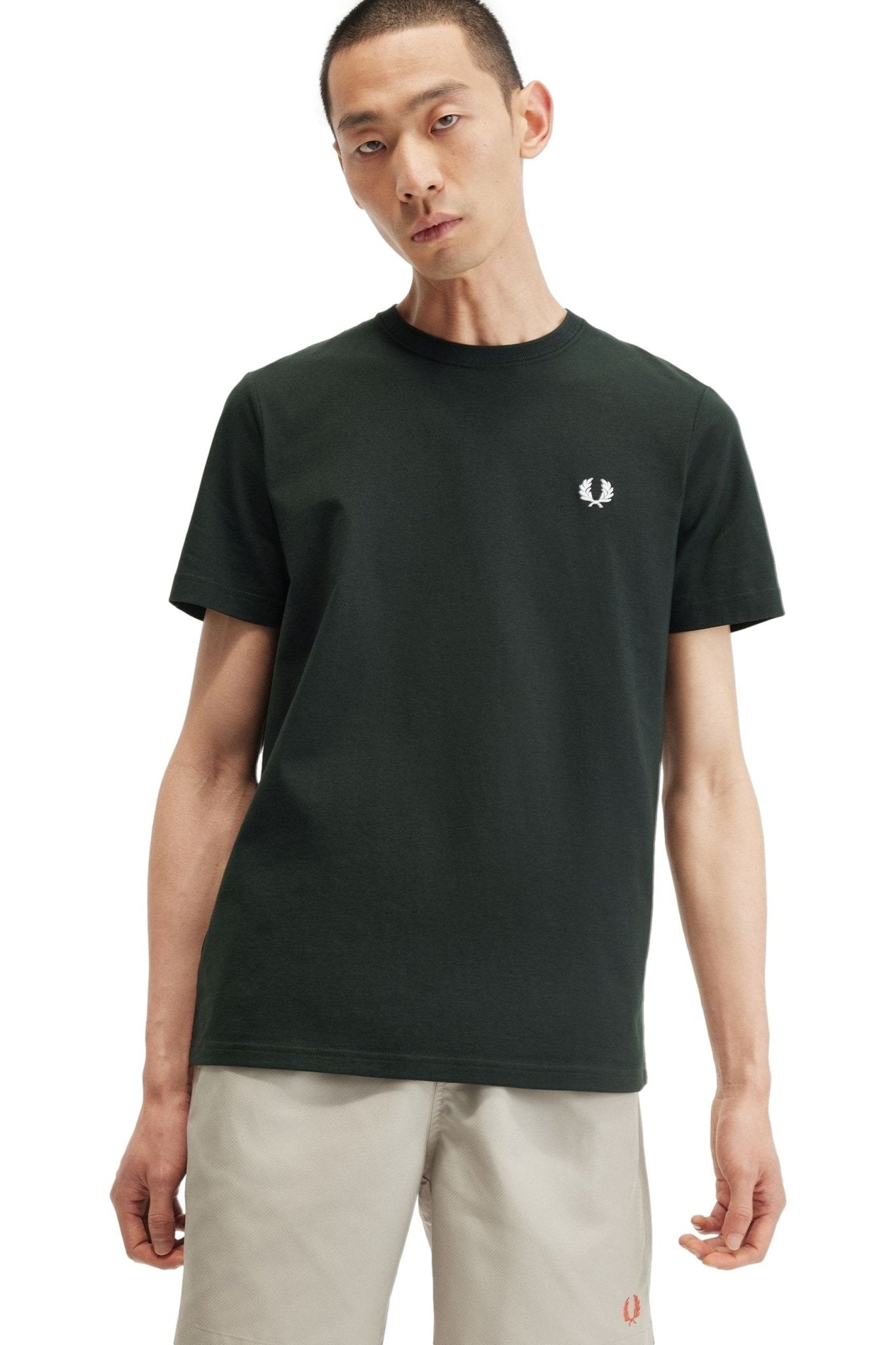 CAMIISETA FRED PERRY VERDE EMBROILED LOGO TEE - AREA ZERO