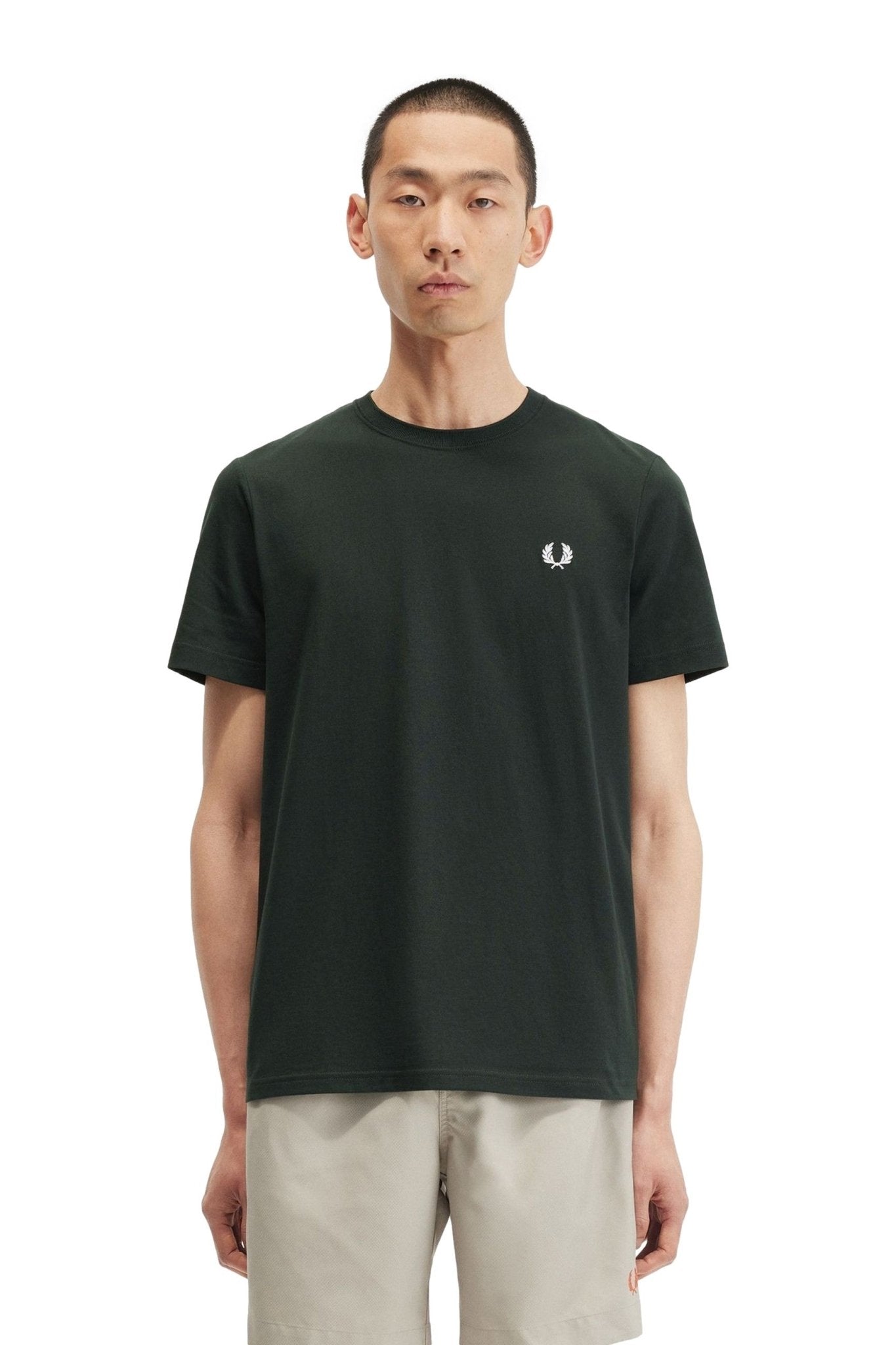 CAMIISETA FRED PERRY VERDE EMBROILED LOGO TEE - AREA ZERO