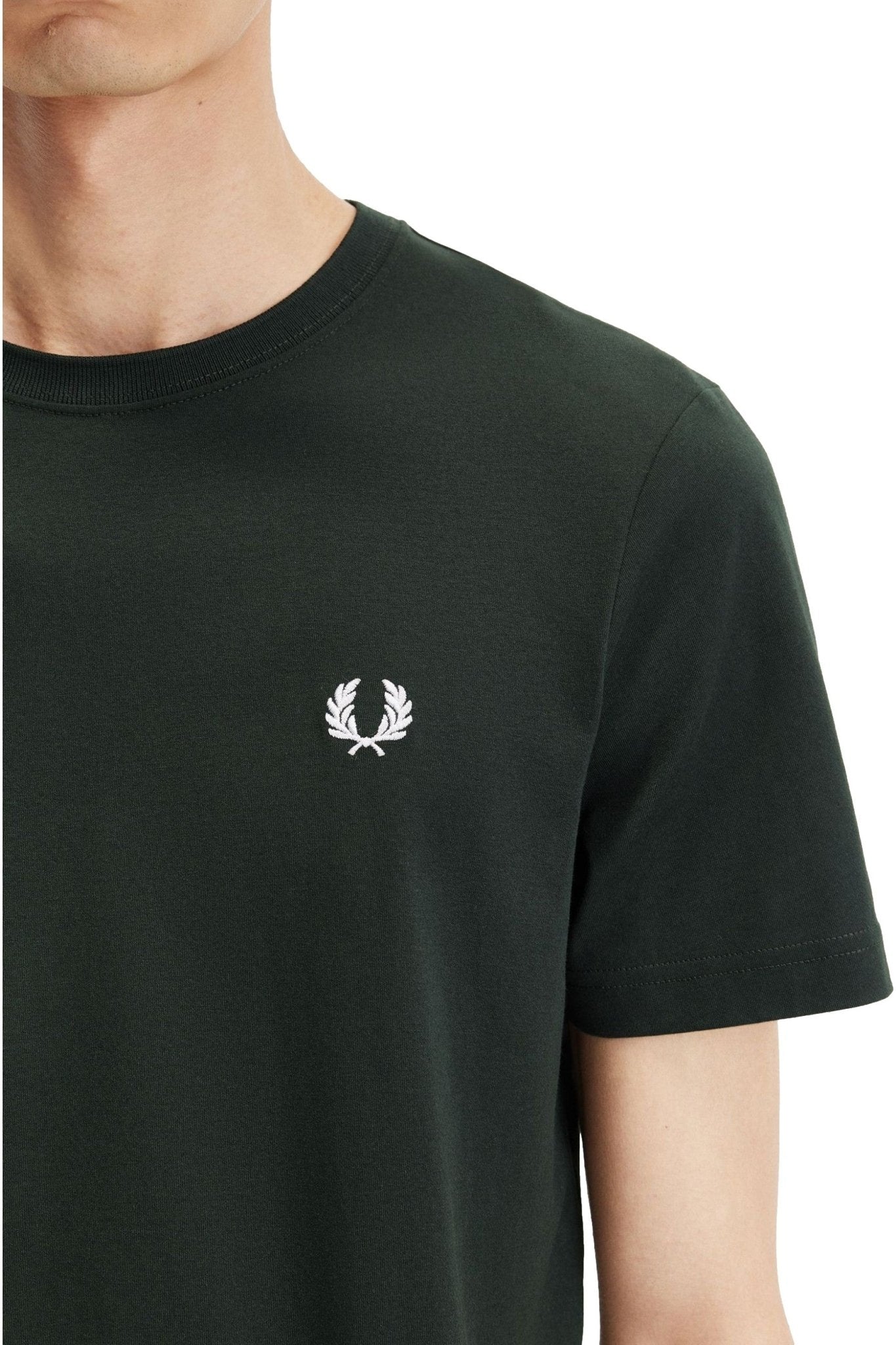 CAMIISETA FRED PERRY VERDE EMBROILED LOGO TEE - AREA ZERO