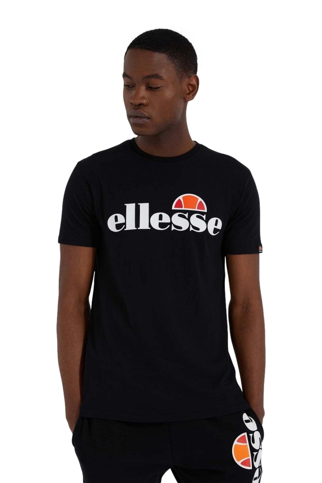 CAMISETA ELLESSE NEGRA LOGO ESTAMPADO PECHO MANGA CORTA - AREA ZERO