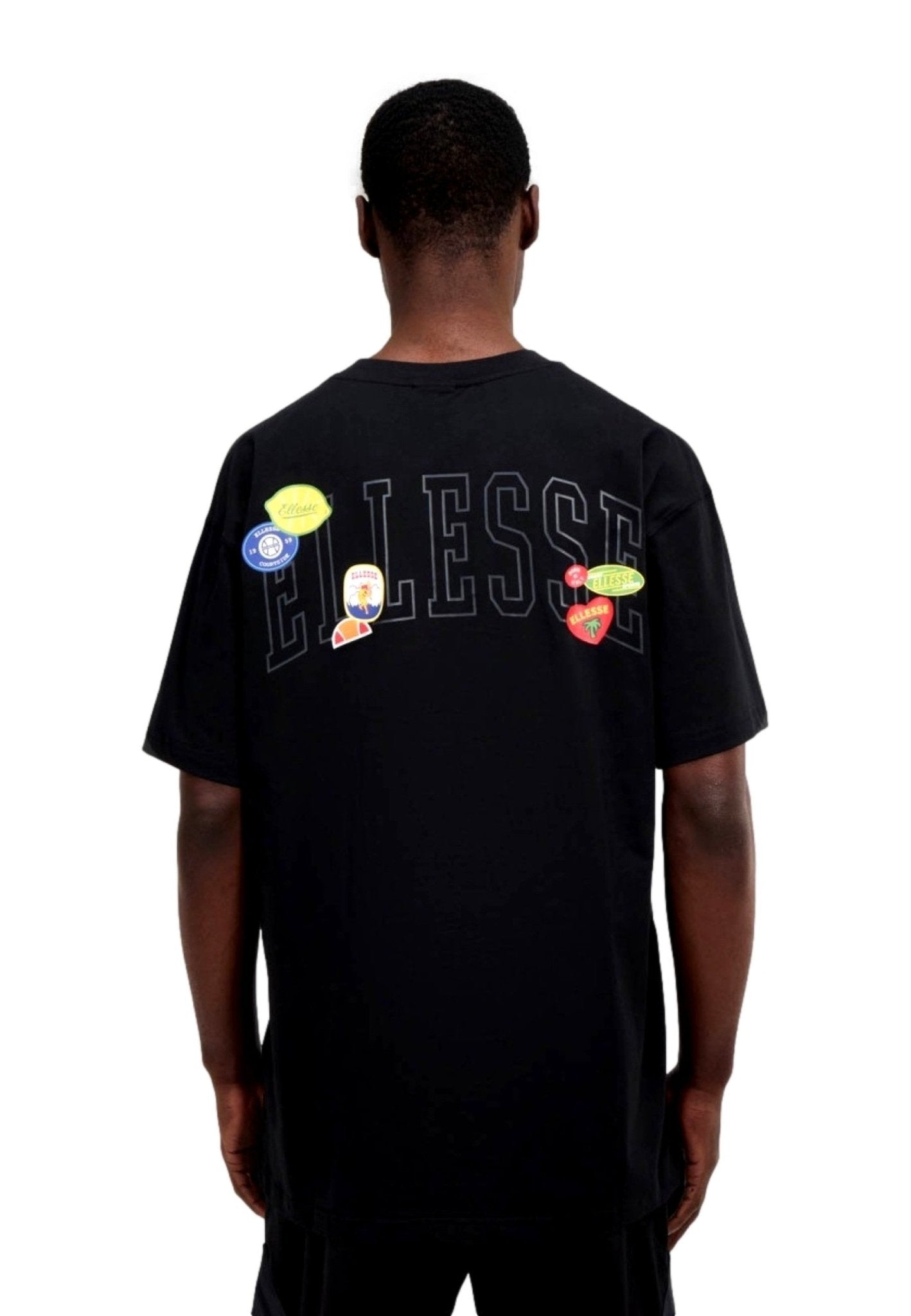 CAMISETA ELLESSE NEGRA PARCHES STICKERO TEE - AREA ZERO
