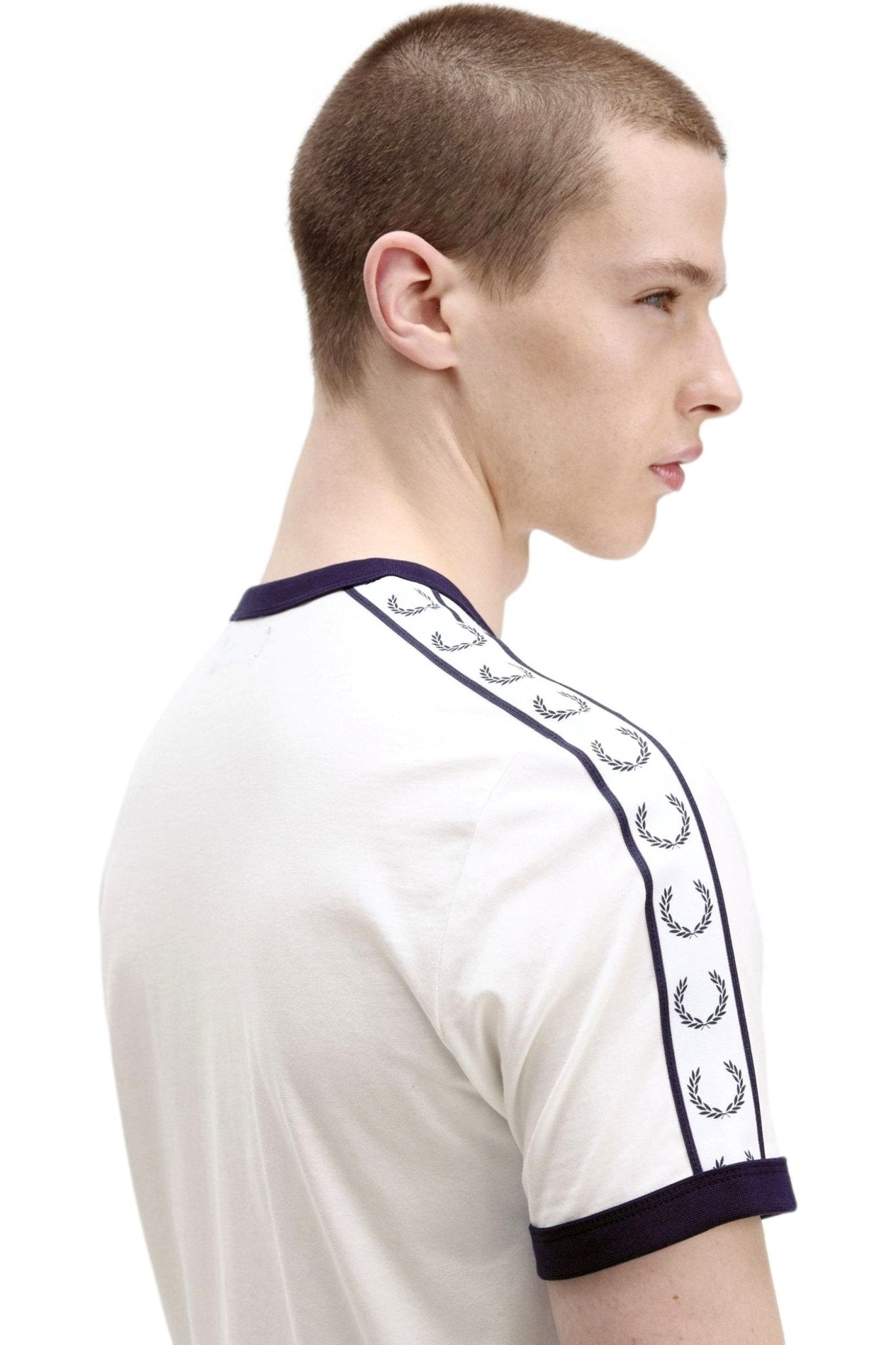 CAMISETA FRED FERRY BLANCA FRANJAS HOMBRO BORDADO PECHO - AREA ZERO