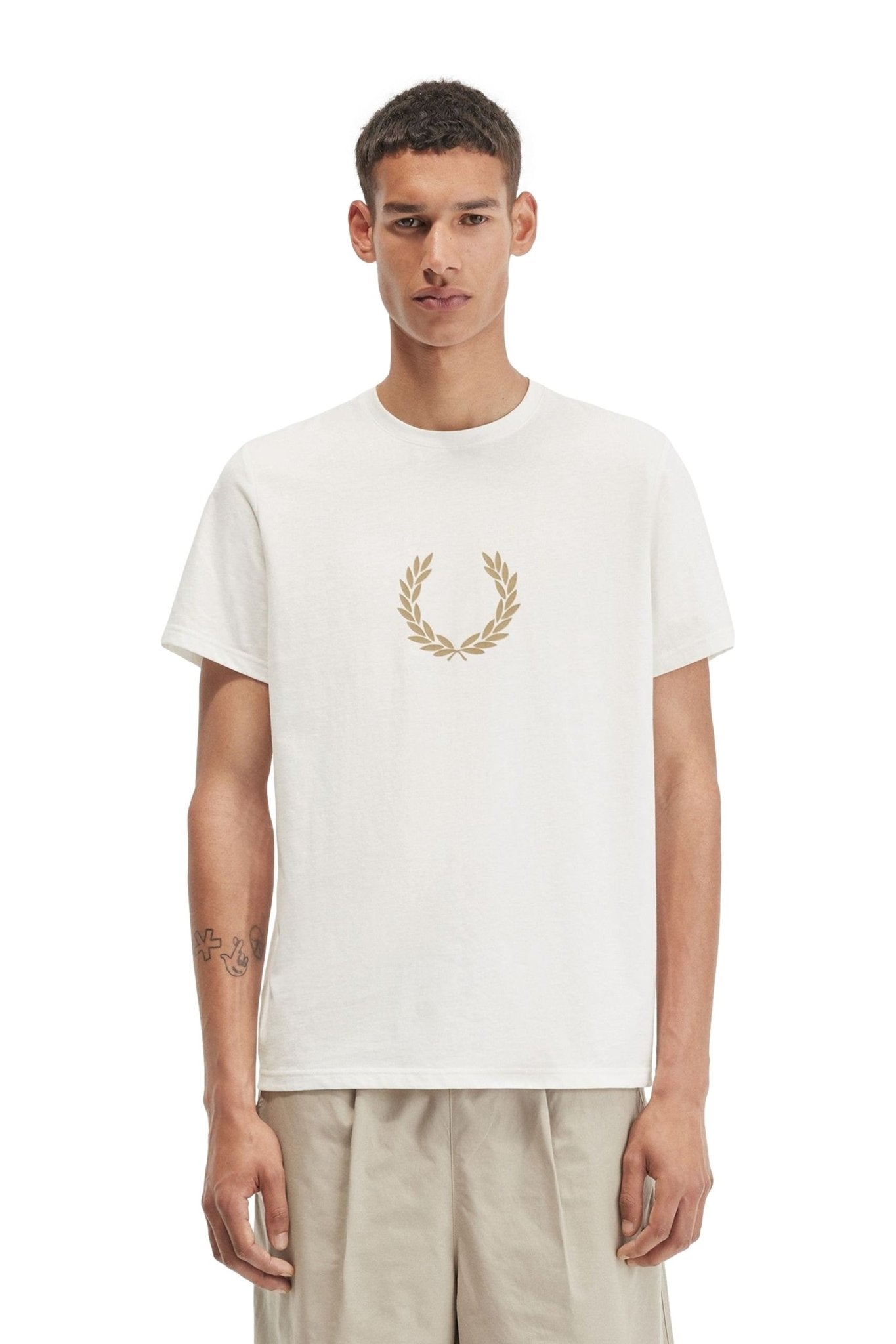 CAMISETA FRED PERRY CRUDA FLOCKED LAUREL WREATH GRAPHIC TEE - AREA ZERO