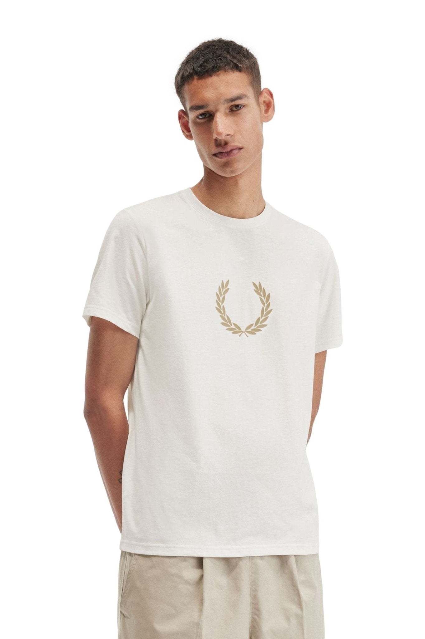 CAMISETA FRED PERRY CRUDA FLOCKED LAUREL WREATH GRAPHIC TEE - AREA ZERO