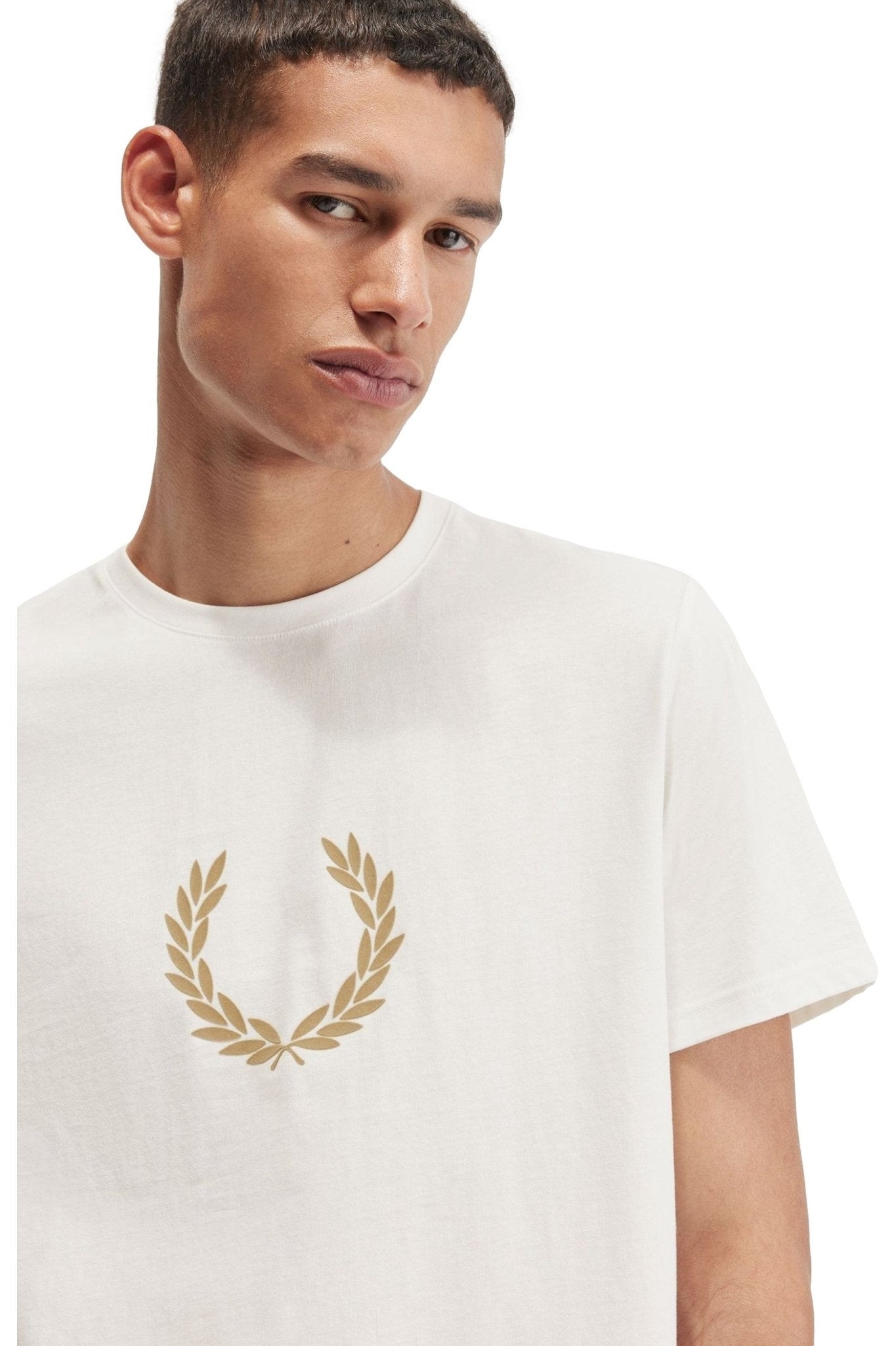 CAMISETA FRED PERRY CRUDA FLOCKED LAUREL WREATH GRAPHIC TEE - AREA ZERO