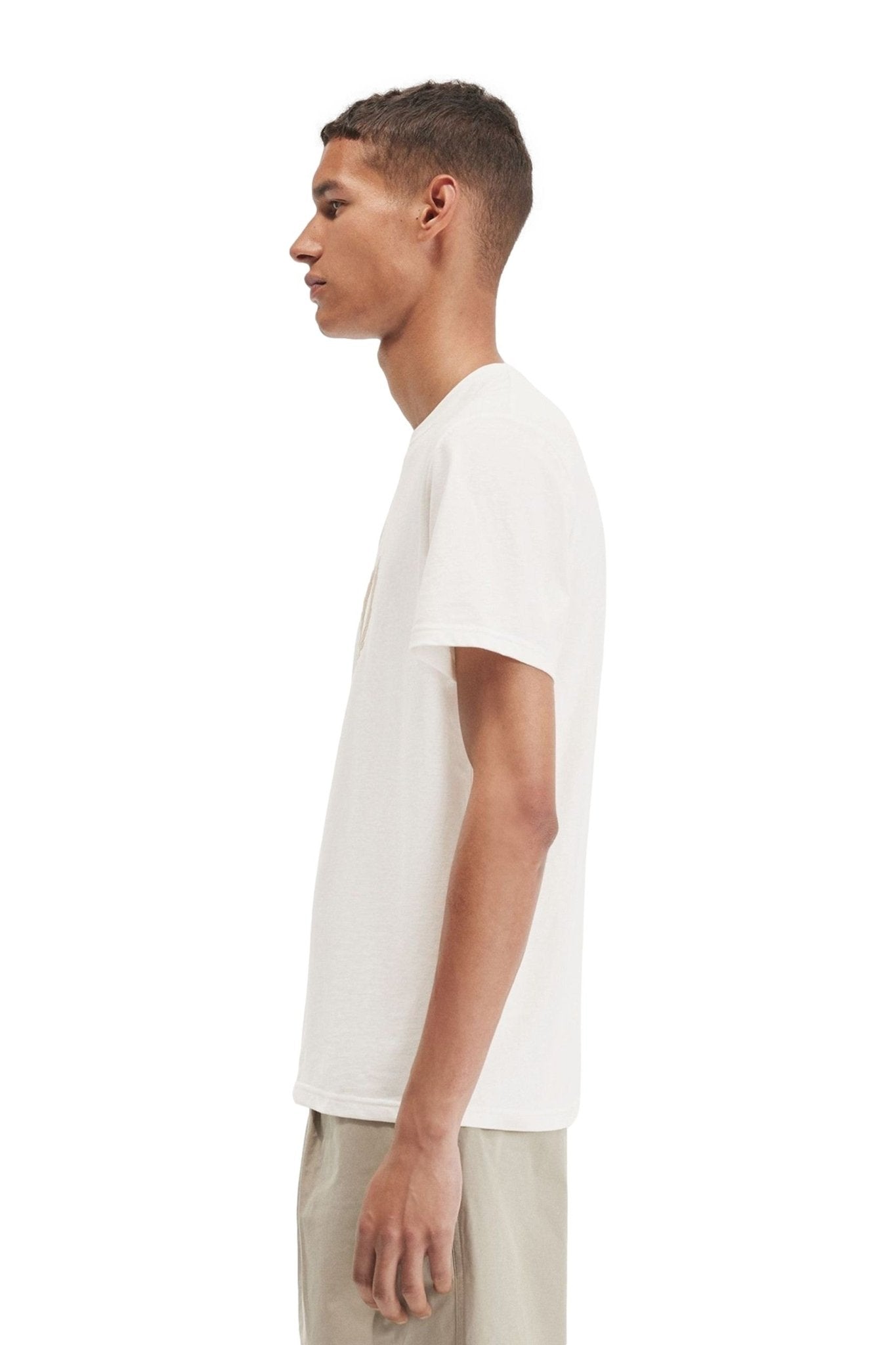CAMISETA FRED PERRY CRUDA FLOCKED LAUREL WREATH GRAPHIC TEE - AREA ZERO