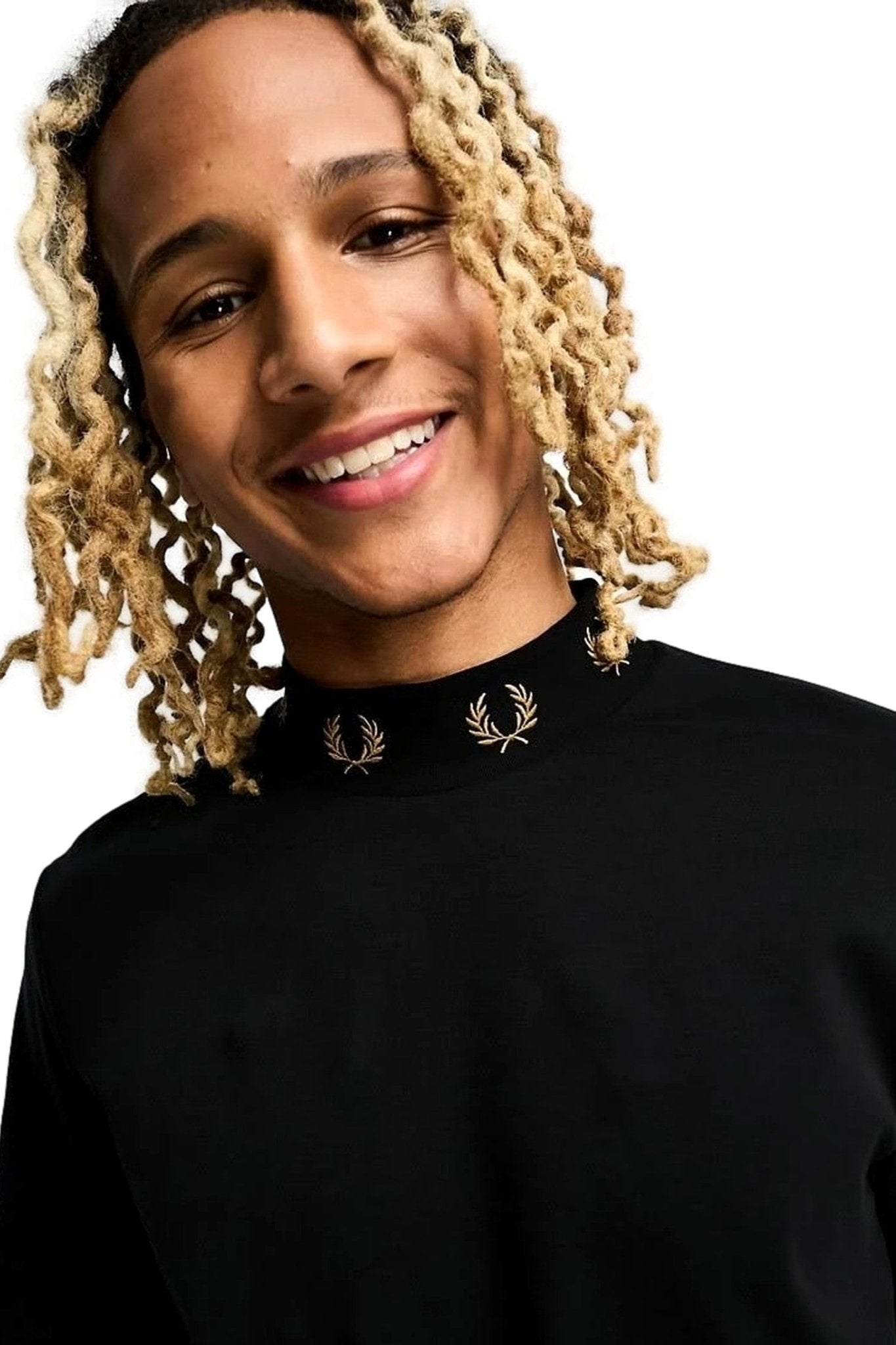 CAMISETA FRED PERRY NEGRA LAUREL WREATH HIGH NECK TEE - AREA ZERO