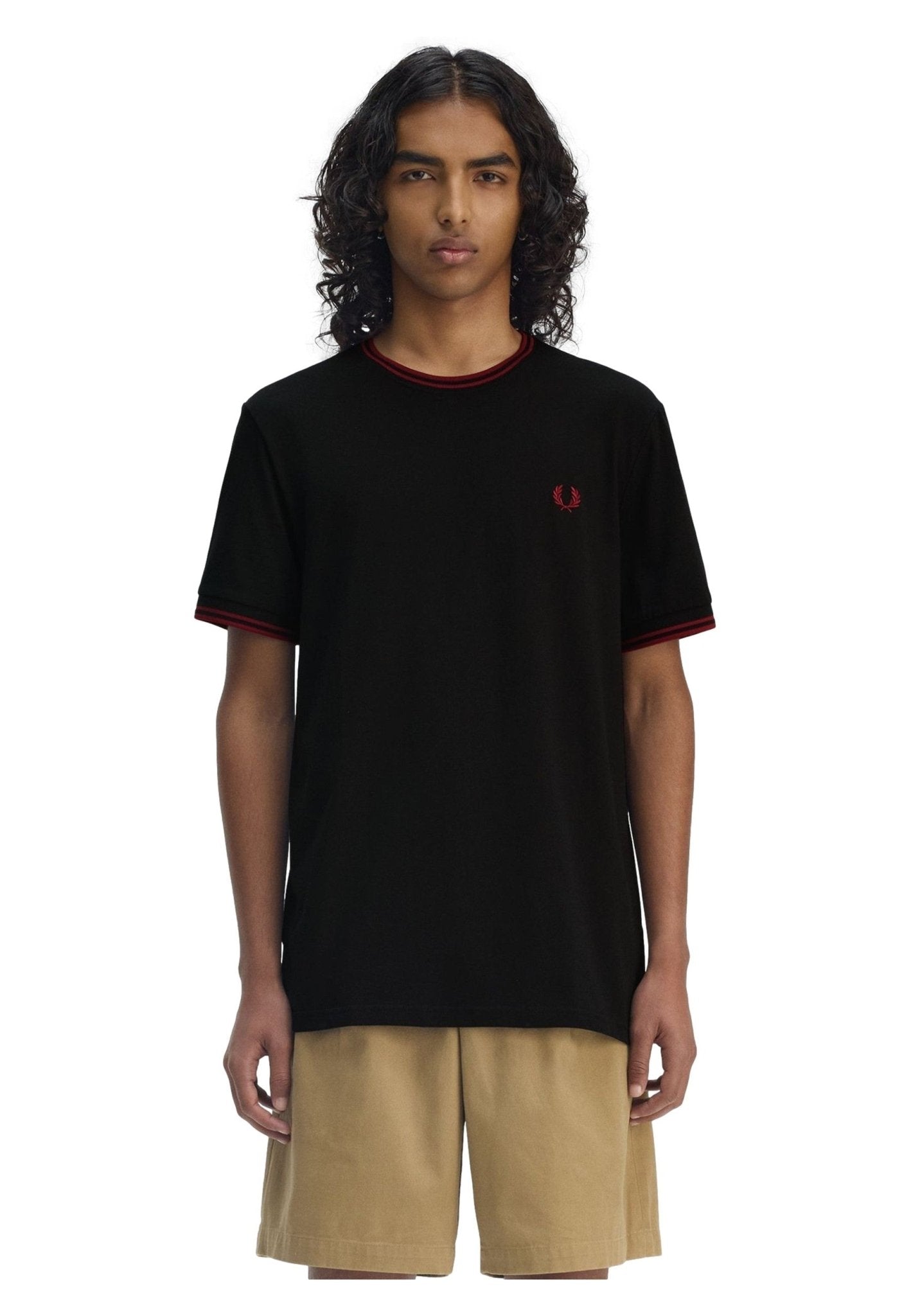 CAMISETA FRED PERRY NEGRA/ROJA RIBETED NECK - AREA ZERO