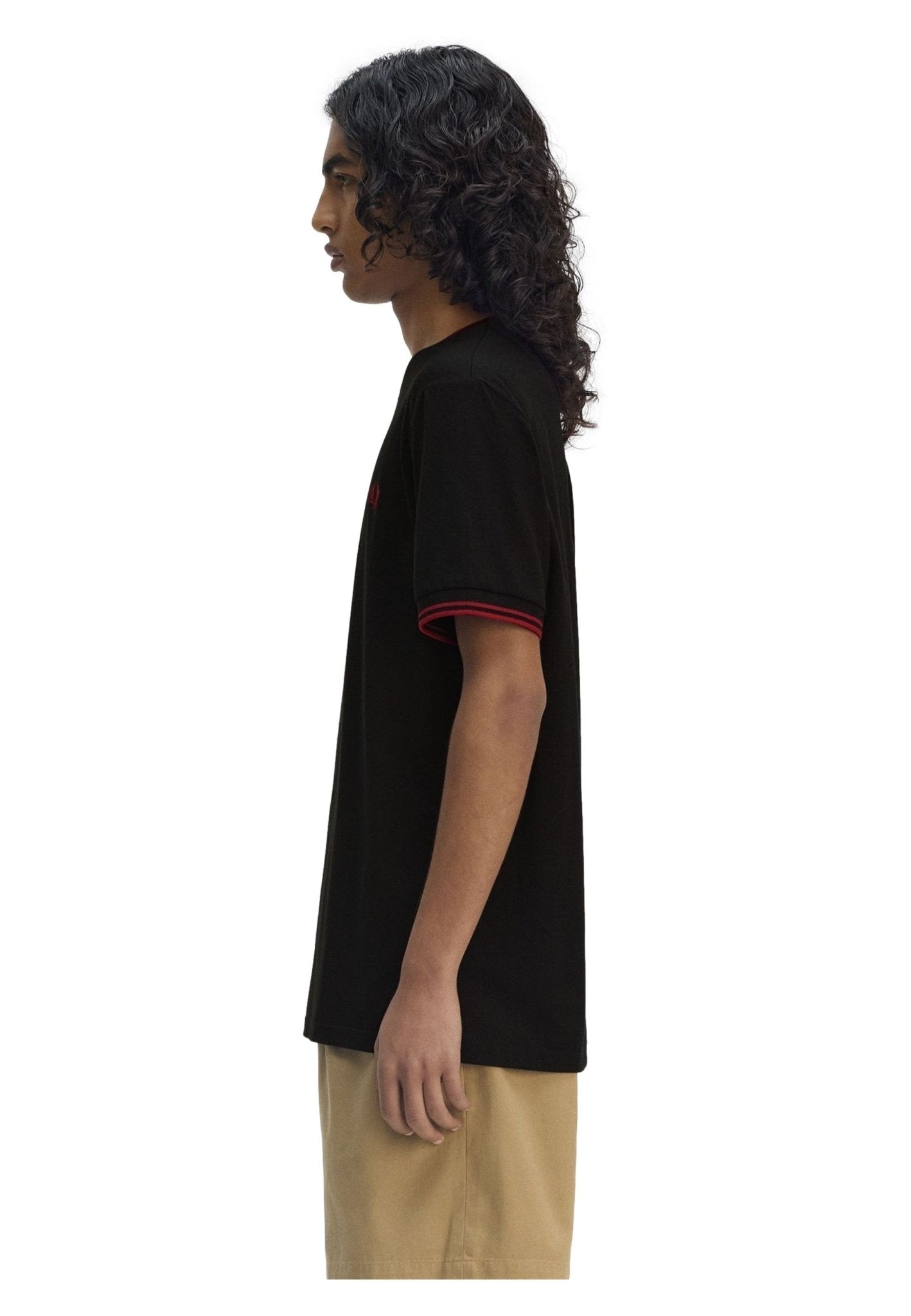 CAMISETA FRED PERRY NEGRA/ROJA RIBETED NECK - AREA ZERO