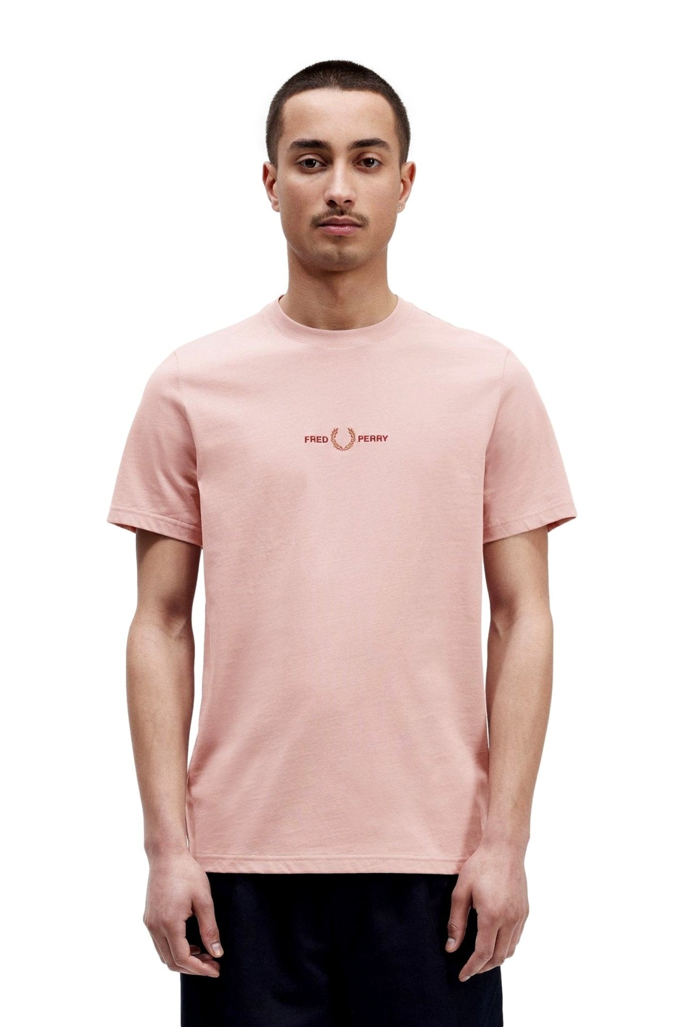 CAMISETA FRED PERRY ROSA CHALKY EMBROIDERED TEE - AREA ZERO