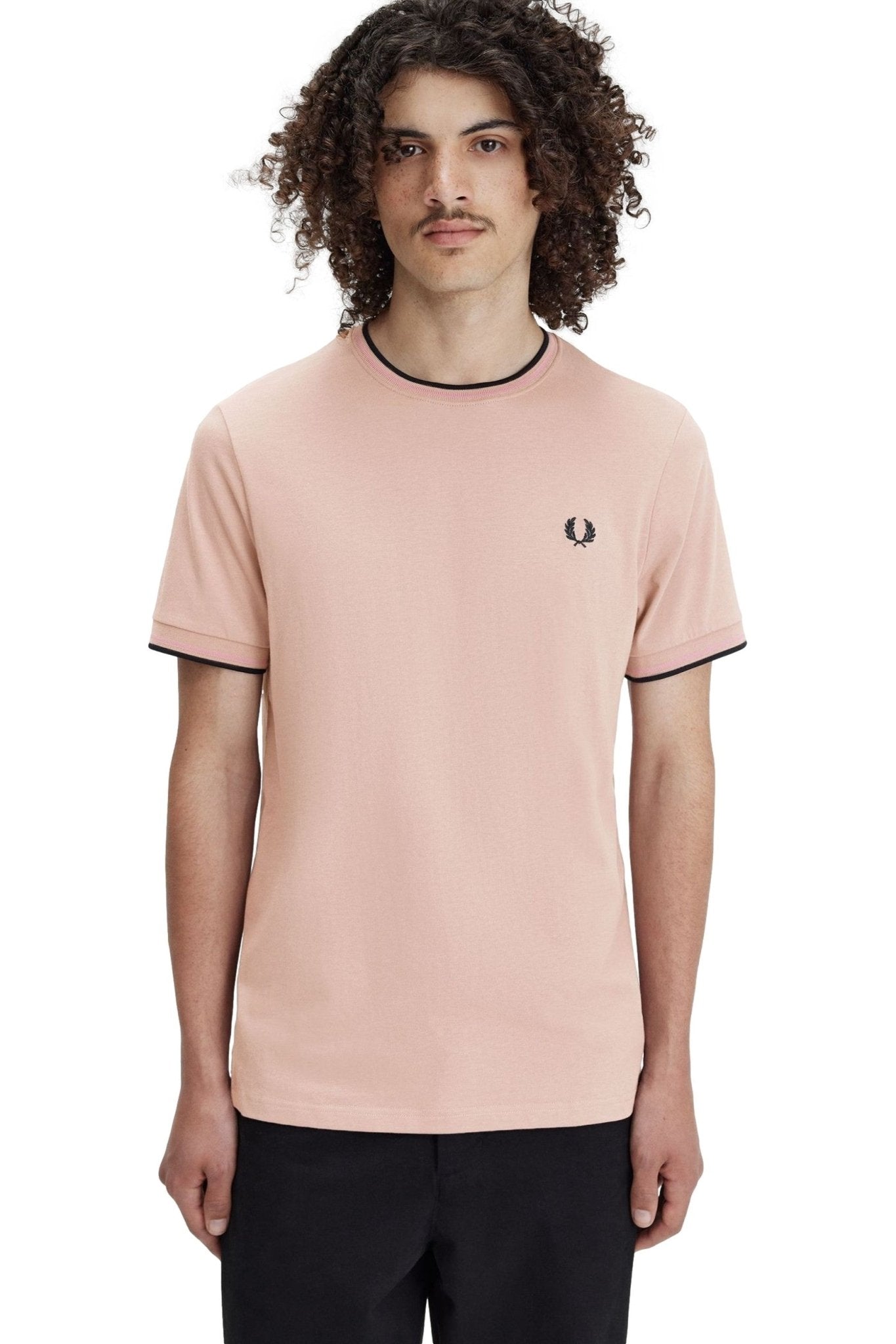 CAMISETA FRED PERRY ROSA CONTRAST RIBETED NECK U89 TEE - AREA ZERO