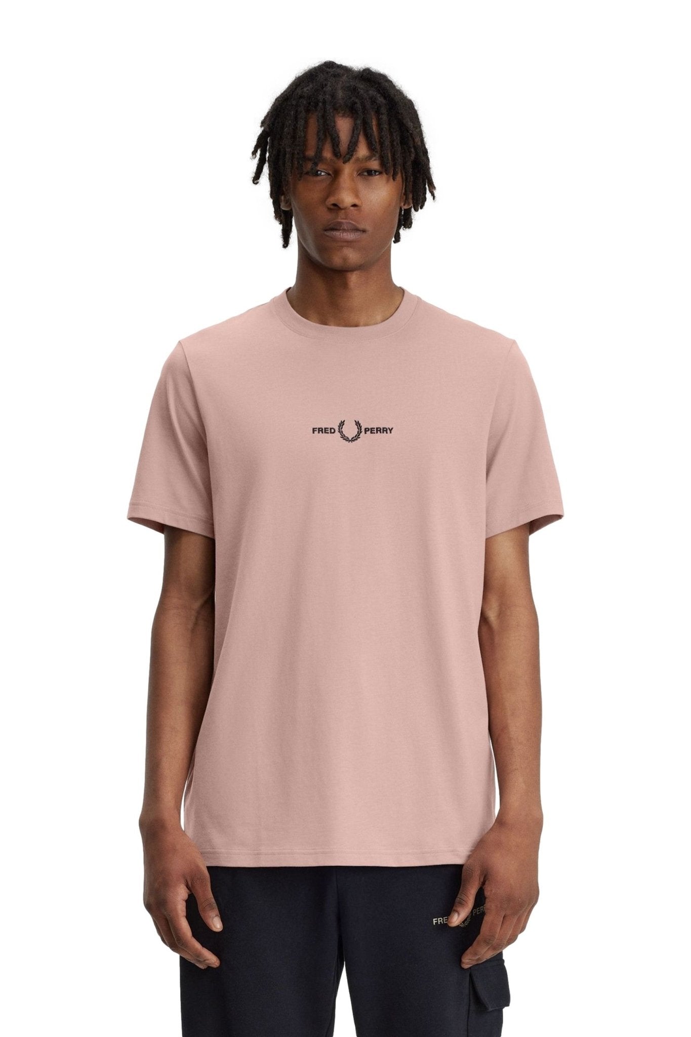 CAMISETA FRED PERRY ROSA EMBROIDERED TEE - AREA ZERO