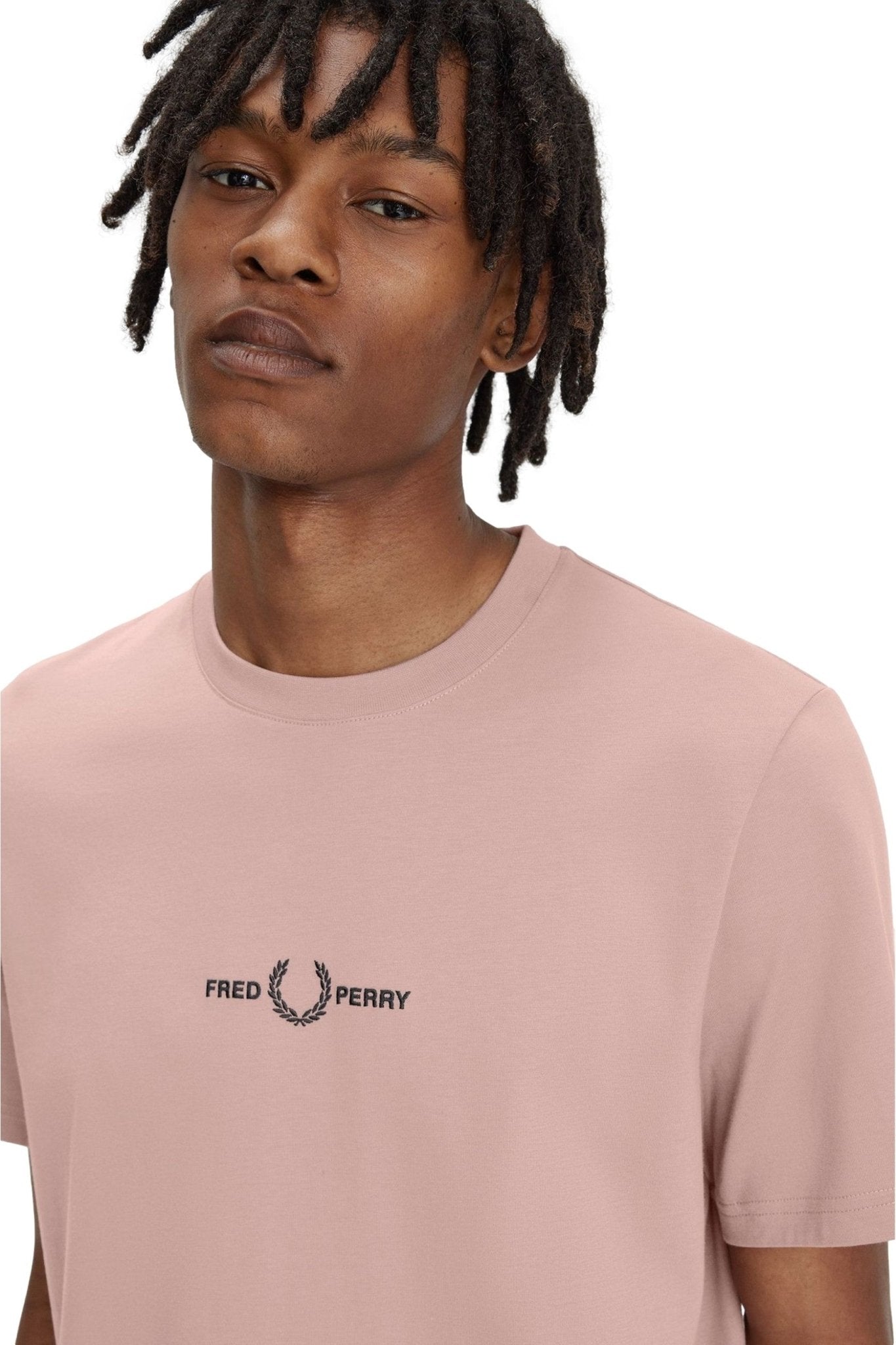 CAMISETA FRED PERRY ROSA EMBROIDERED TEE - AREA ZERO