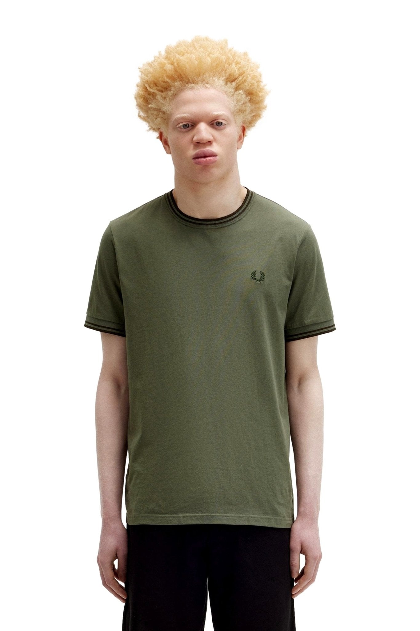 CAMISETA FRED PERRY VERDE CONTRAST RIBETED NECK W49 TEE - AREA ZERO