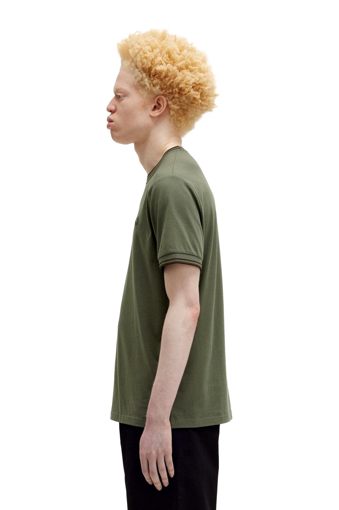 CAMISETA FRED PERRY VERDE CONTRAST RIBETED NECK W49 TEE - AREA ZERO