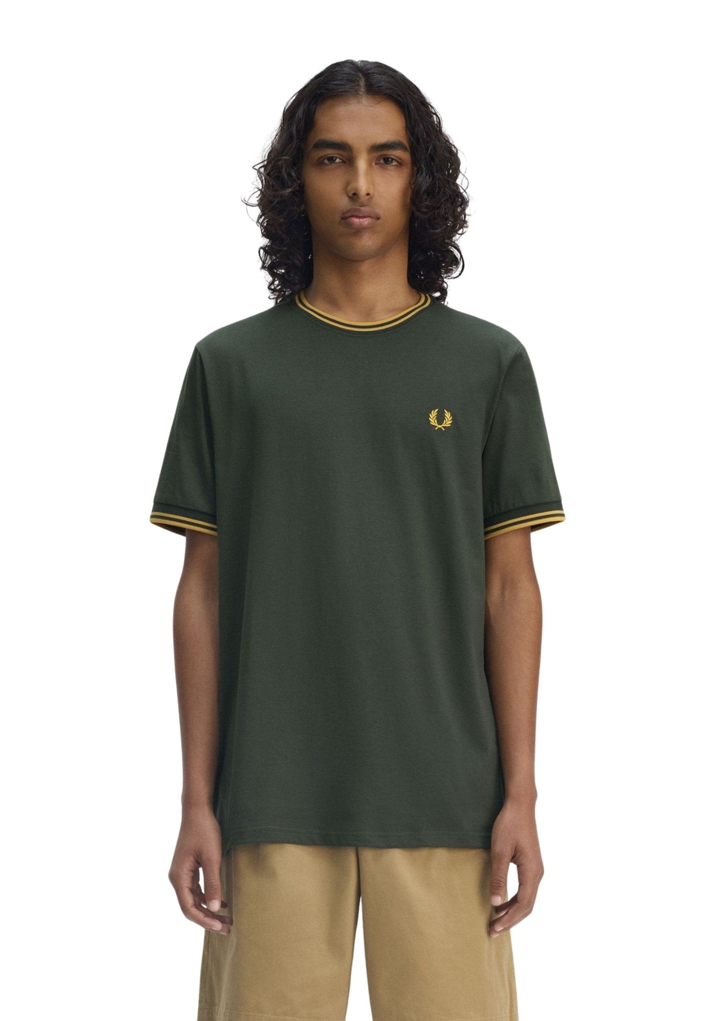 CAMISETA FRED PERRY VERDE/AMARILLA RIBETED NECK TEE - AREA ZERO