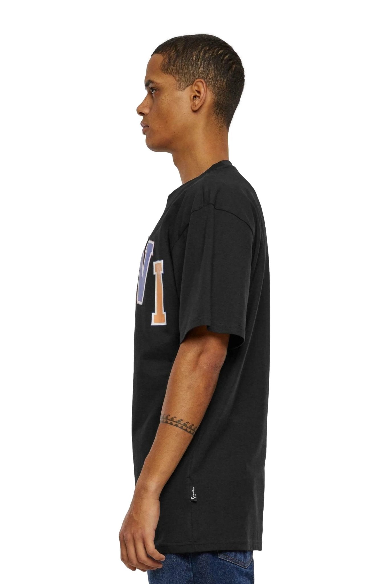 CAMISETA KARL KANI NEGRA WOVEN SIGNATURE LOGO TEE - AREA ZERO