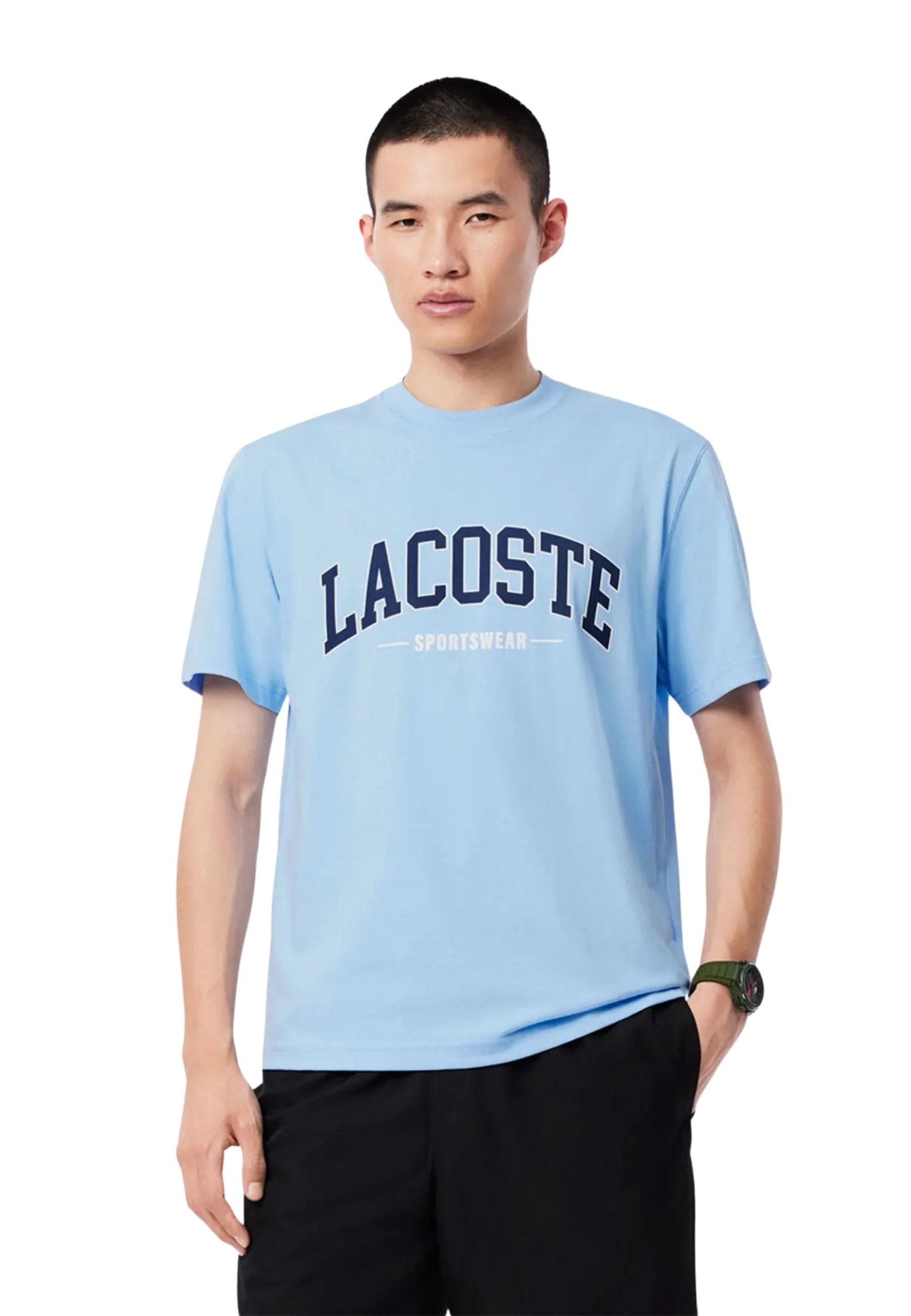 CAMISETA LACOSTE CELESTE UNIVERSITY LOGO TEE - AREA ZERO