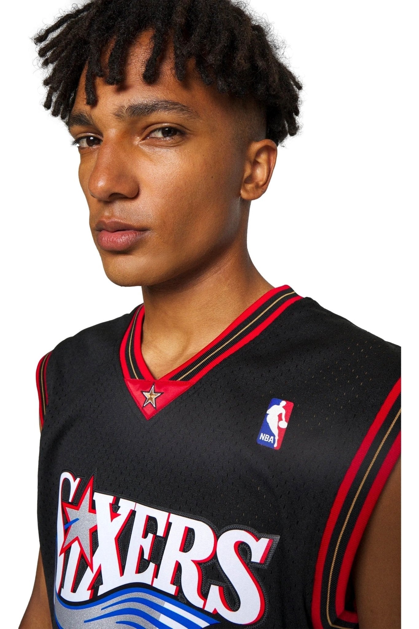 CAMISETA MITCHELL & NESS NEGRA SIXERS ALEEN IVERSON SWINGMAN JERSEY - AREA ZERO