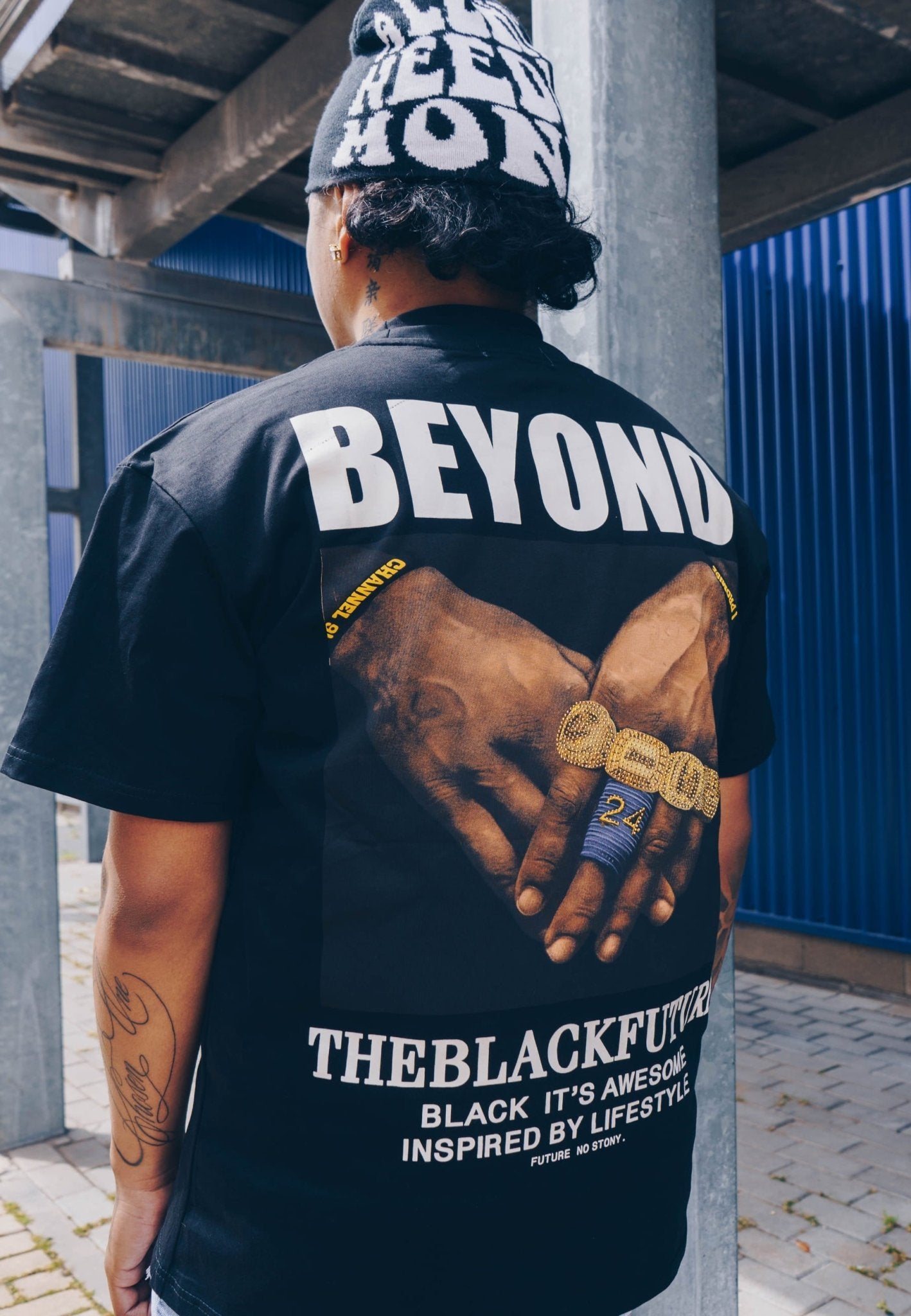 CAMISETA NEGRA BEYOND RINGS OVERSIZED TEE - AREA ZERO