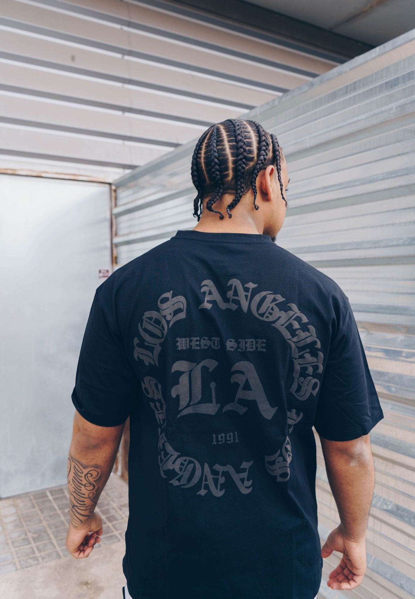 CAMISETA NEGRA LOS ANGELES FLOCKED LOGO OVERSIZED TEE - AREA ZERO