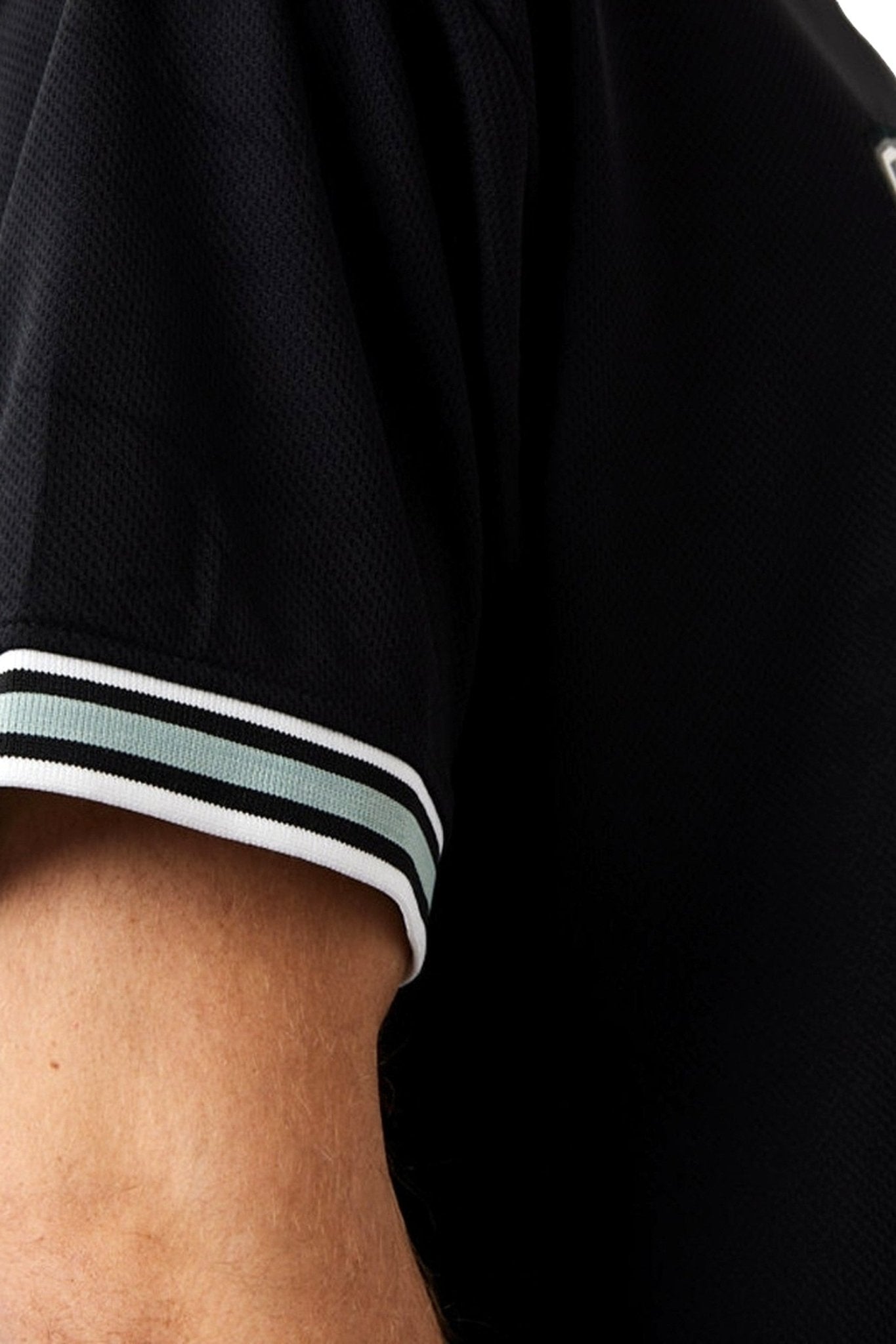 CAMISETA NEGRA NEW ERA TEAM LOGO BRONET - AREA ZERO