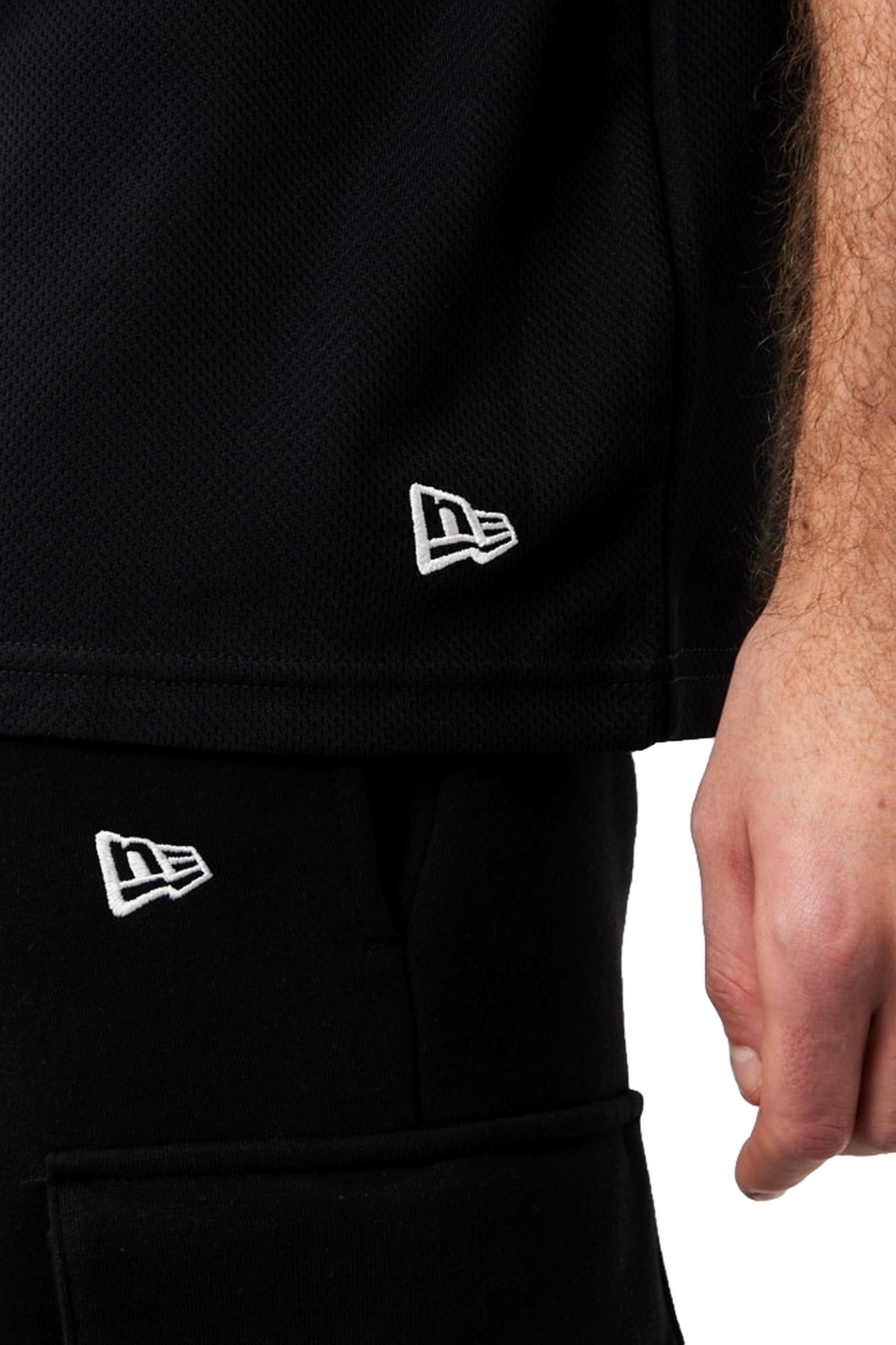 CAMISETA NEGRA NEW ERA TEAM LOGO BRONET