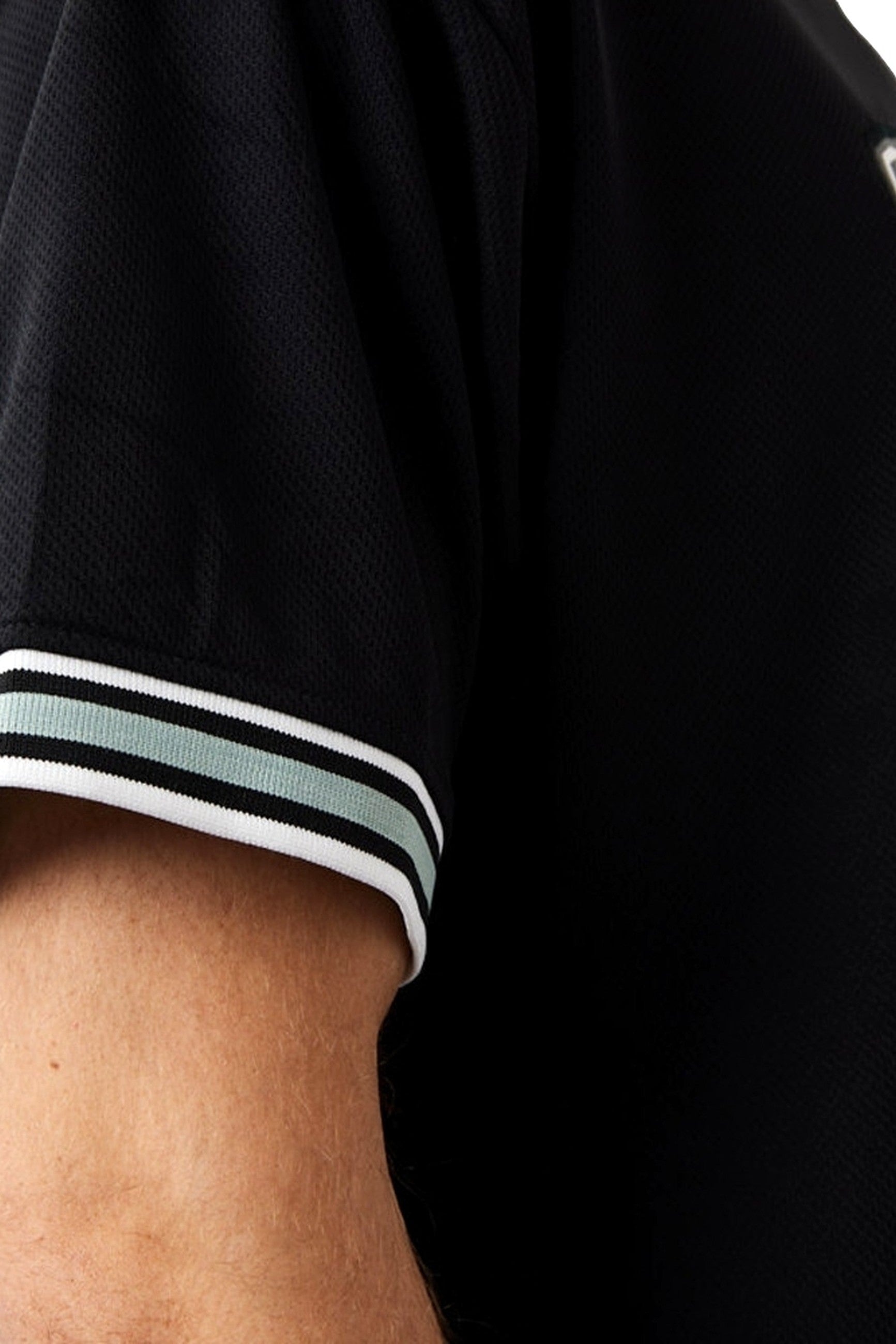 CAMISETA NEGRA NEW ERA TEAM LOGO BRONET
