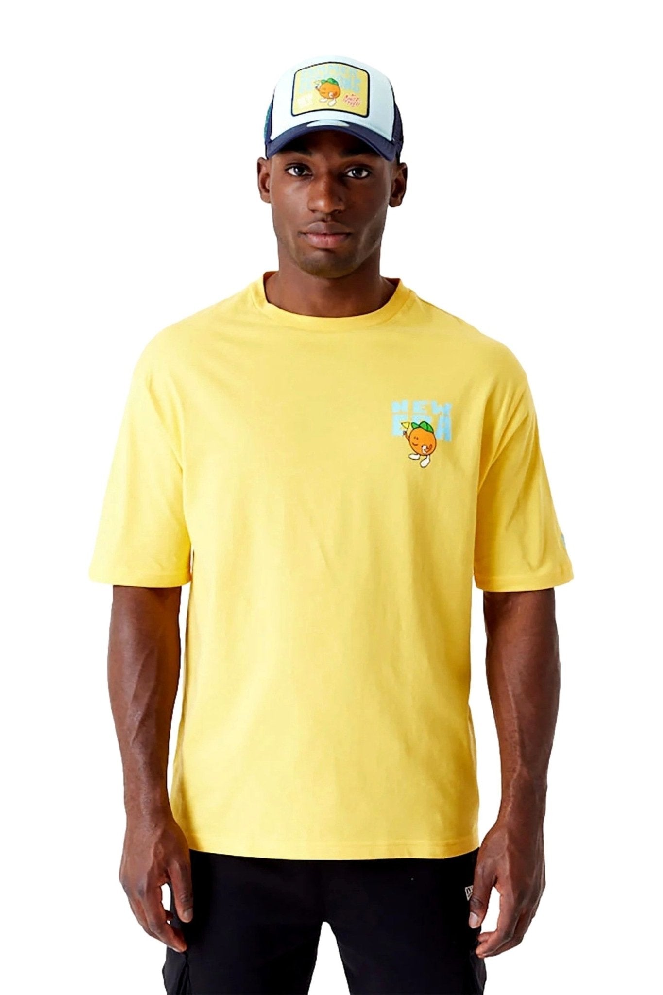 CAMISETA NEW ERA AMARILLA NE FRUIT GRPHC OS TEE - AREA ZERO