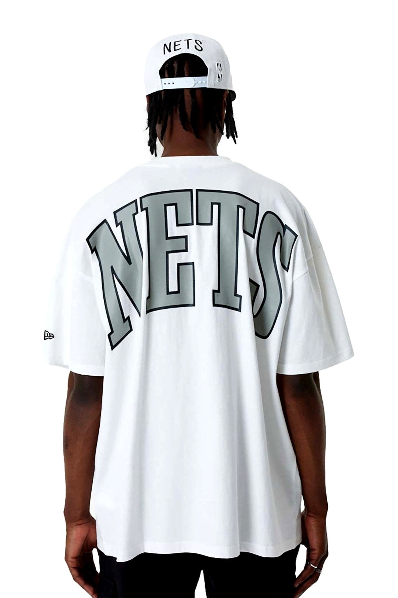 CAMISETA NEW ERA BLANCA NETS NBA INFILL LOGO OS TEE BRONET - AREA ZERO