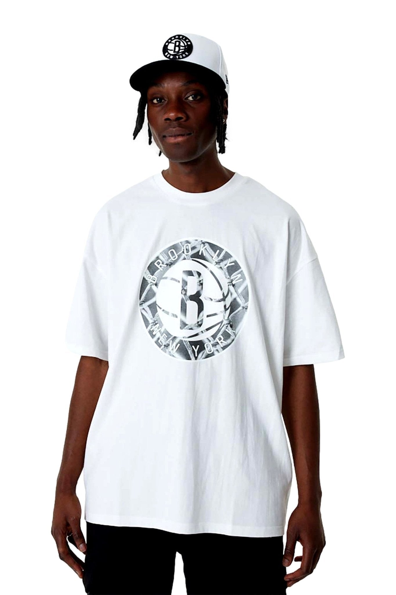 CAMISETA NEW ERA BLANCA NETS NBA INFILL LOGO OS TEE BRONET - AREA ZERO