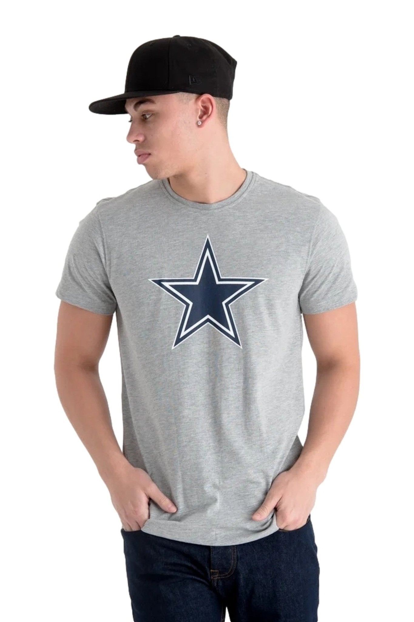 CAMISETA NEW ERA GRIS DALLAS COWBOYS TEAM LOGO TEE - AREA ZERO