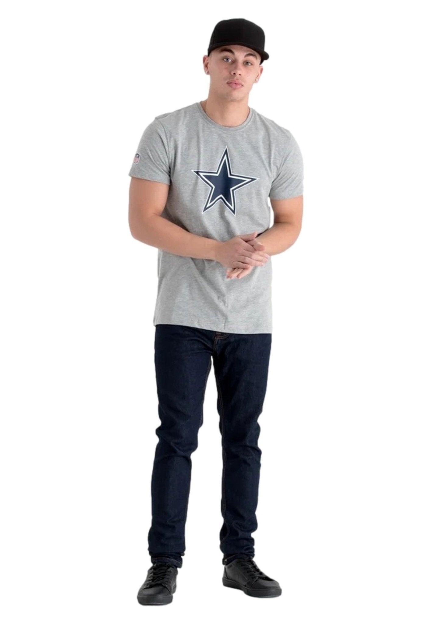 CAMISETA NEW ERA GRIS DALLAS COWBOYS TEAM LOGO TEE - AREA ZERO