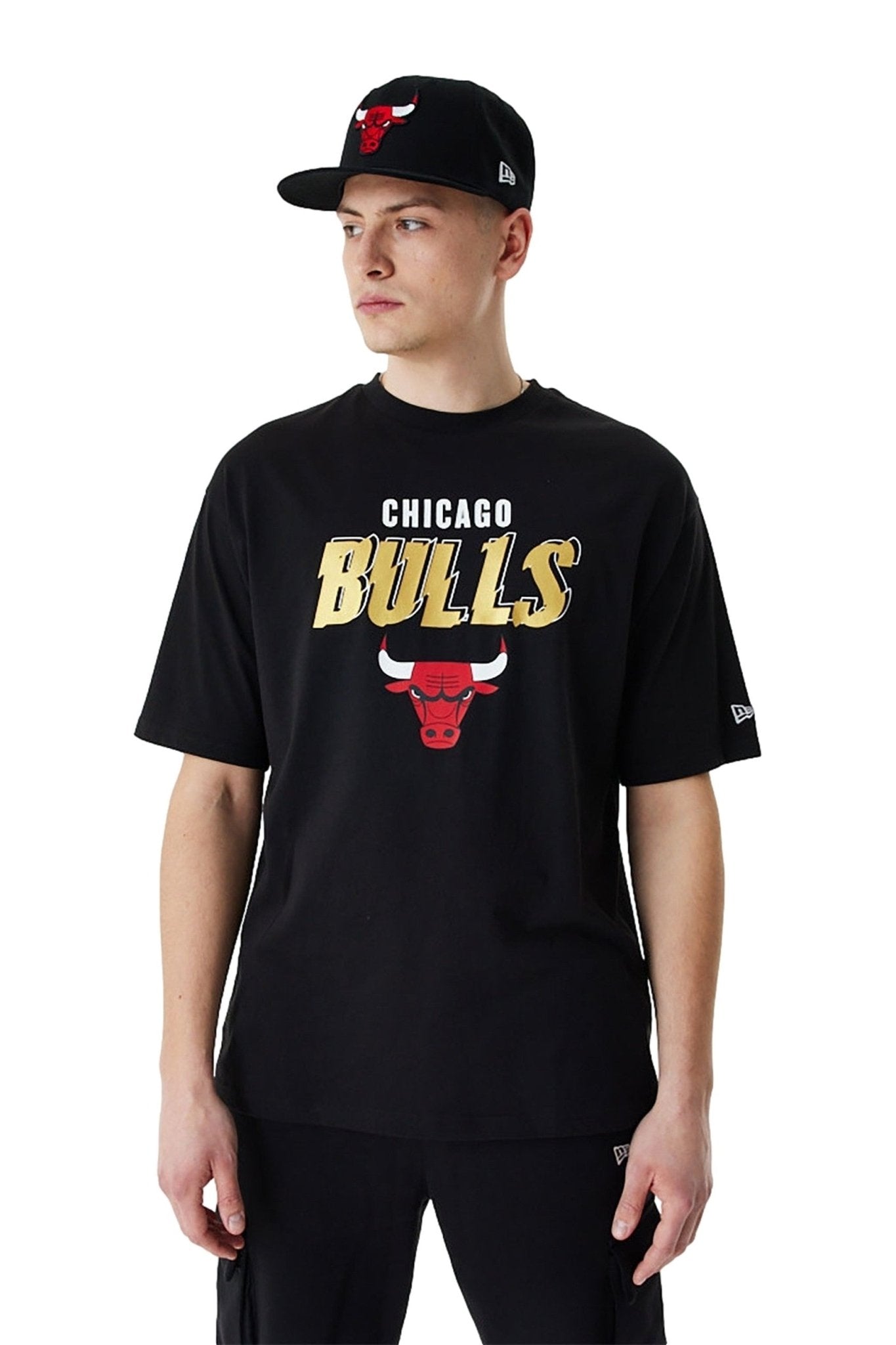 CAMISETA NEW ERA NEGRA BULLS TEAM SCRIPT OS TEE CHIBUL - AREA ZERO