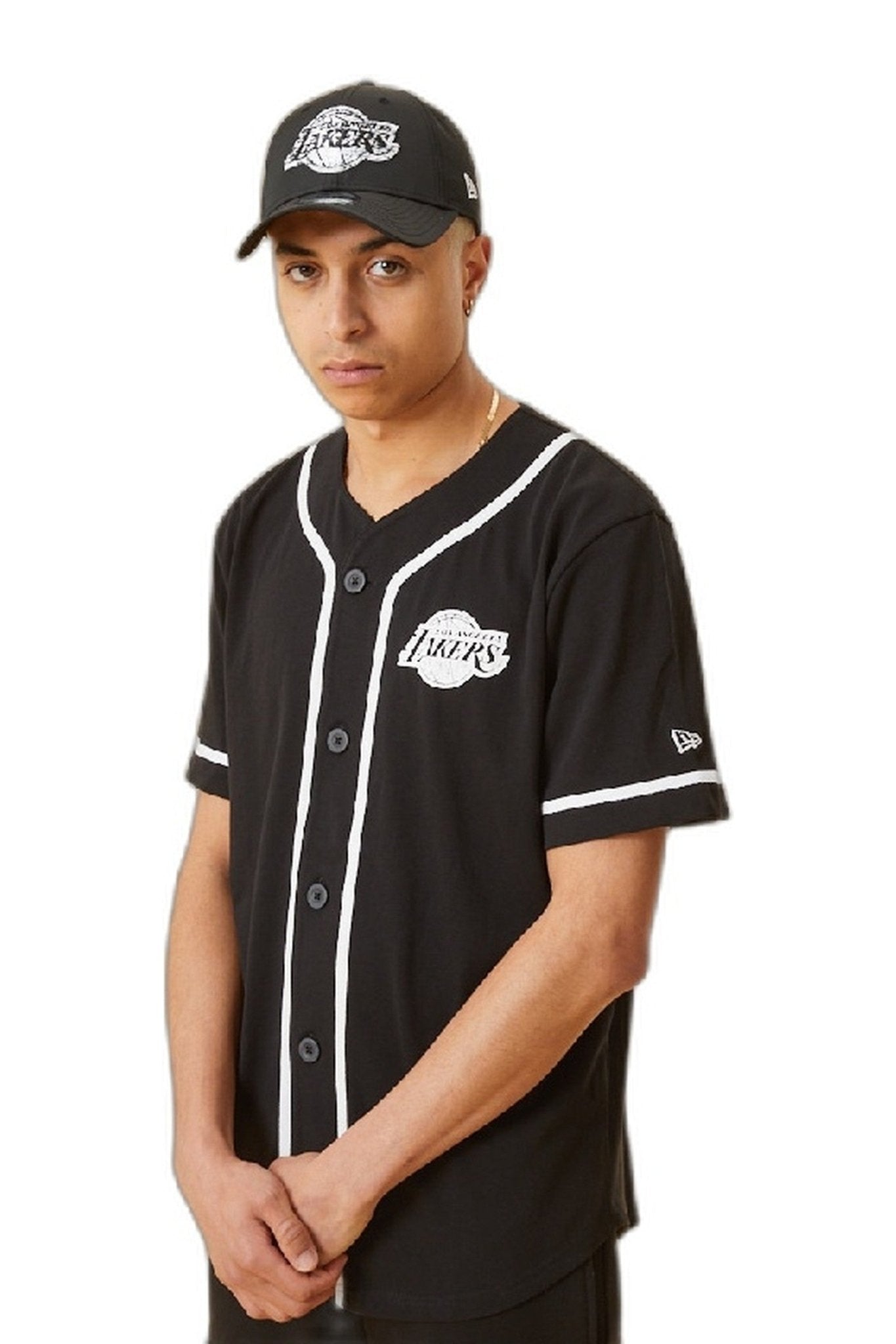 CAMISETA NEW ERA NEGRA DISTRESSED LOGO BUTTON UP TEE LOSLAK - AREA ZERO