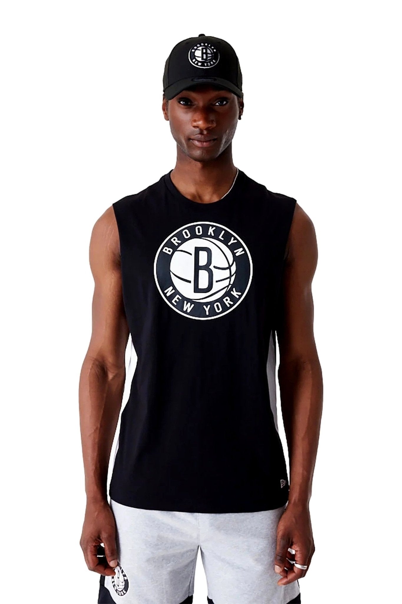 CAMISETA NEW ERA NEGRA NETS COLOR BLOCK SLVLSS TEE BRONET - AREA ZERO