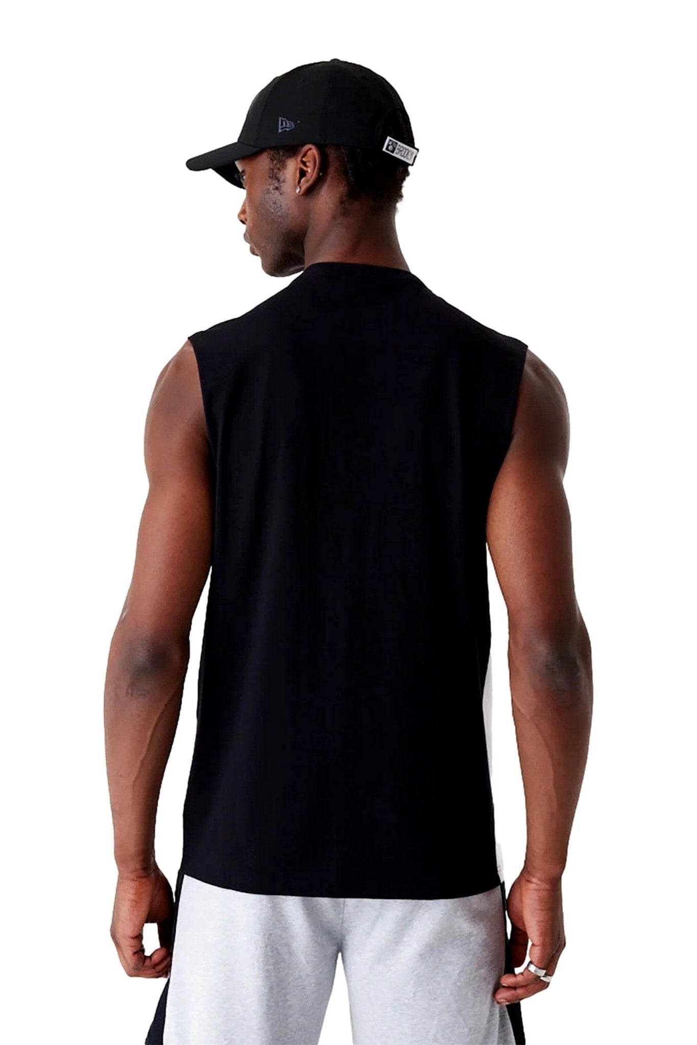 CAMISETA NEW ERA NEGRA NETS COLOR BLOCK SLVLSS TEE BRONET - AREA ZERO