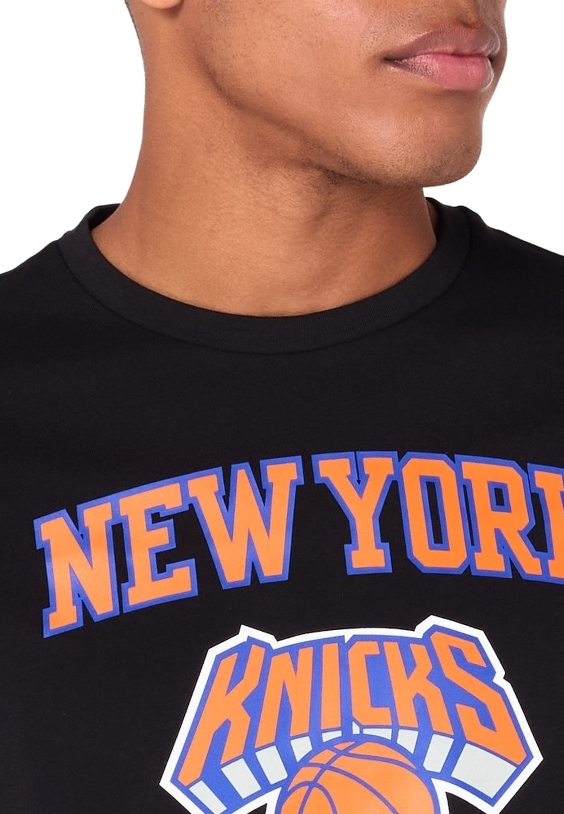 CAMISETA NEW ERA NEGRA NEW YORK KNICKS NOS NBA REGULAR TEE NEYKNI