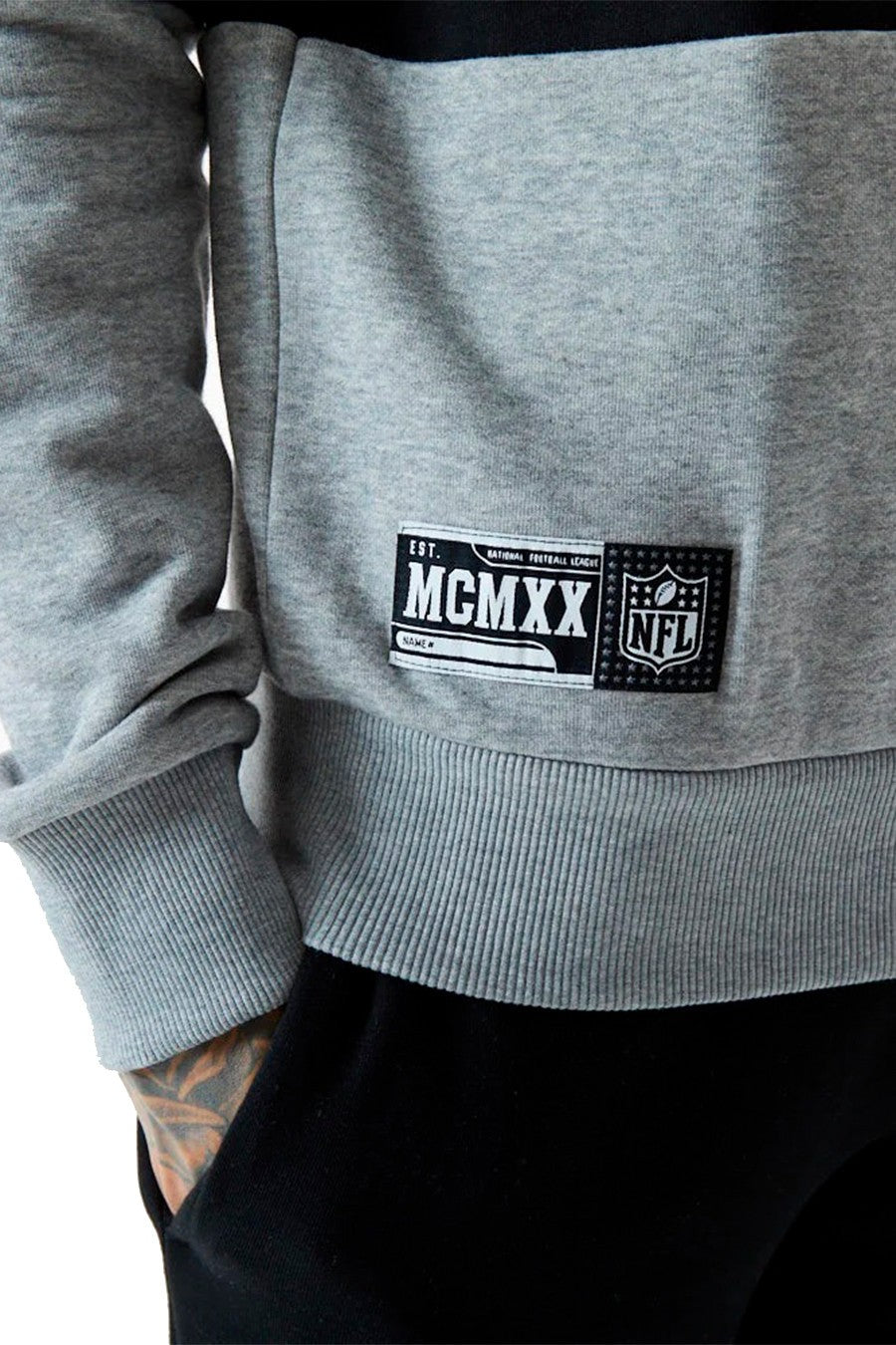 CAMISETA NEW ERA NEGRA RAIDERS CONTRAST PANEL HODDIE LASRAI