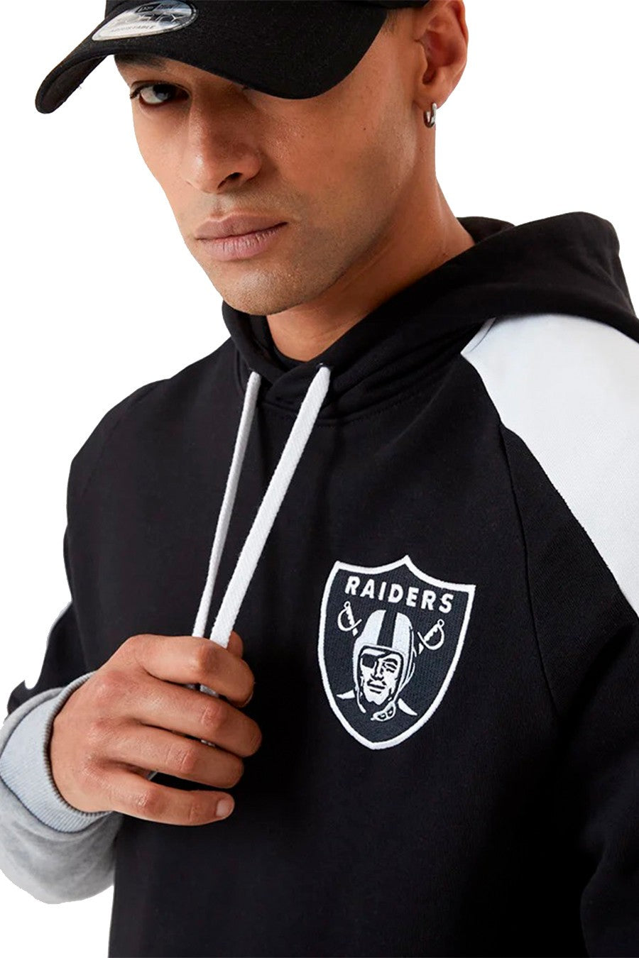 CAMISETA NEW ERA NEGRA RAIDERS CONTRAST PANEL HODDIE LASRAI