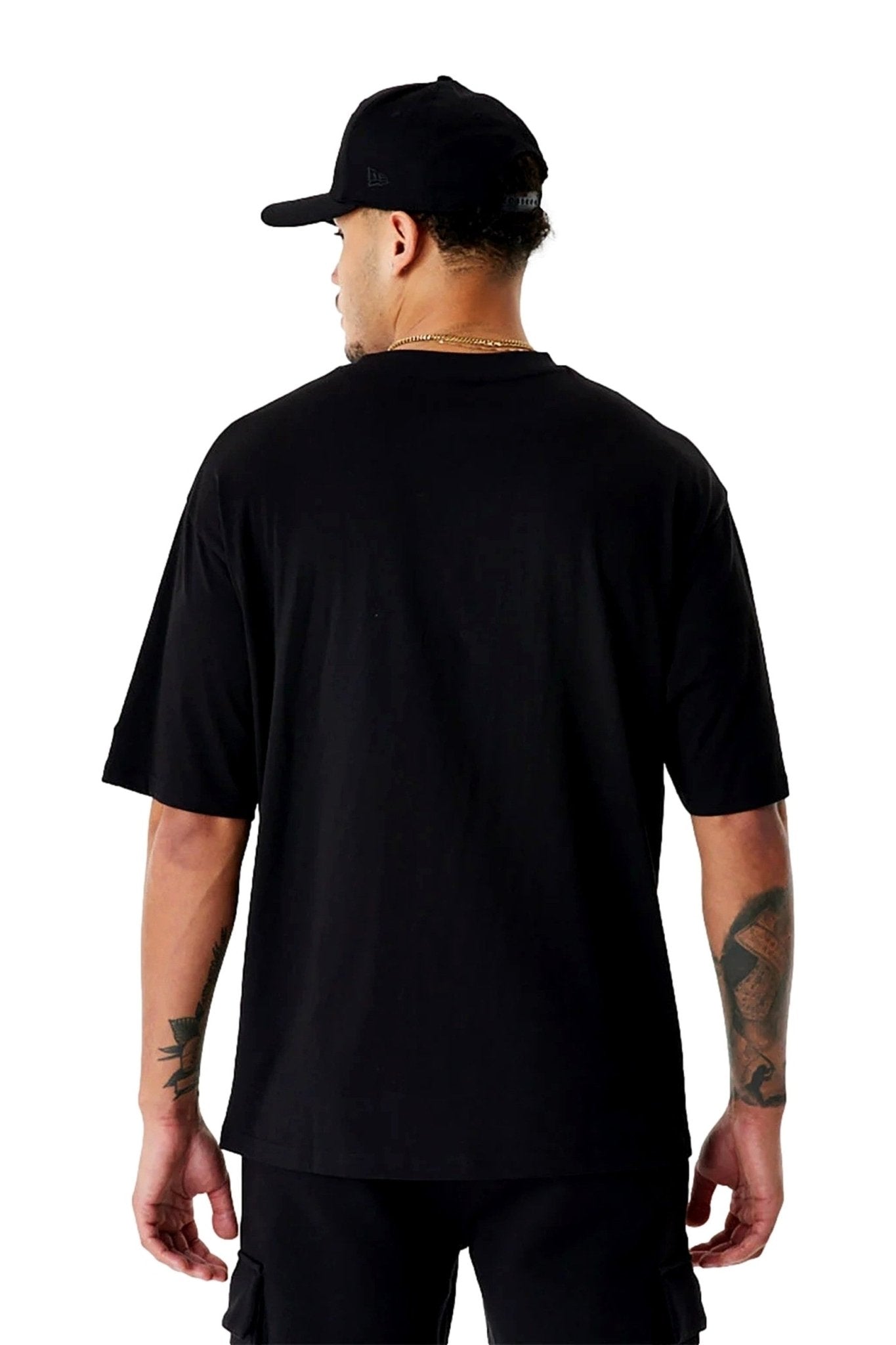 CAMISETA NEW ERA NEGRA RAIDERS SCRIPT GRAPHIC OS TEE LASRAI - AREA ZERO