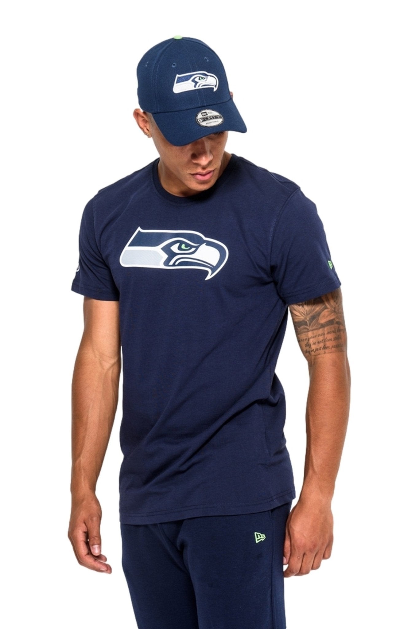 CAMISETA NEW ERA NEGRA SEATTLE SEAHAWKS LOGO TEE - AREA ZERO