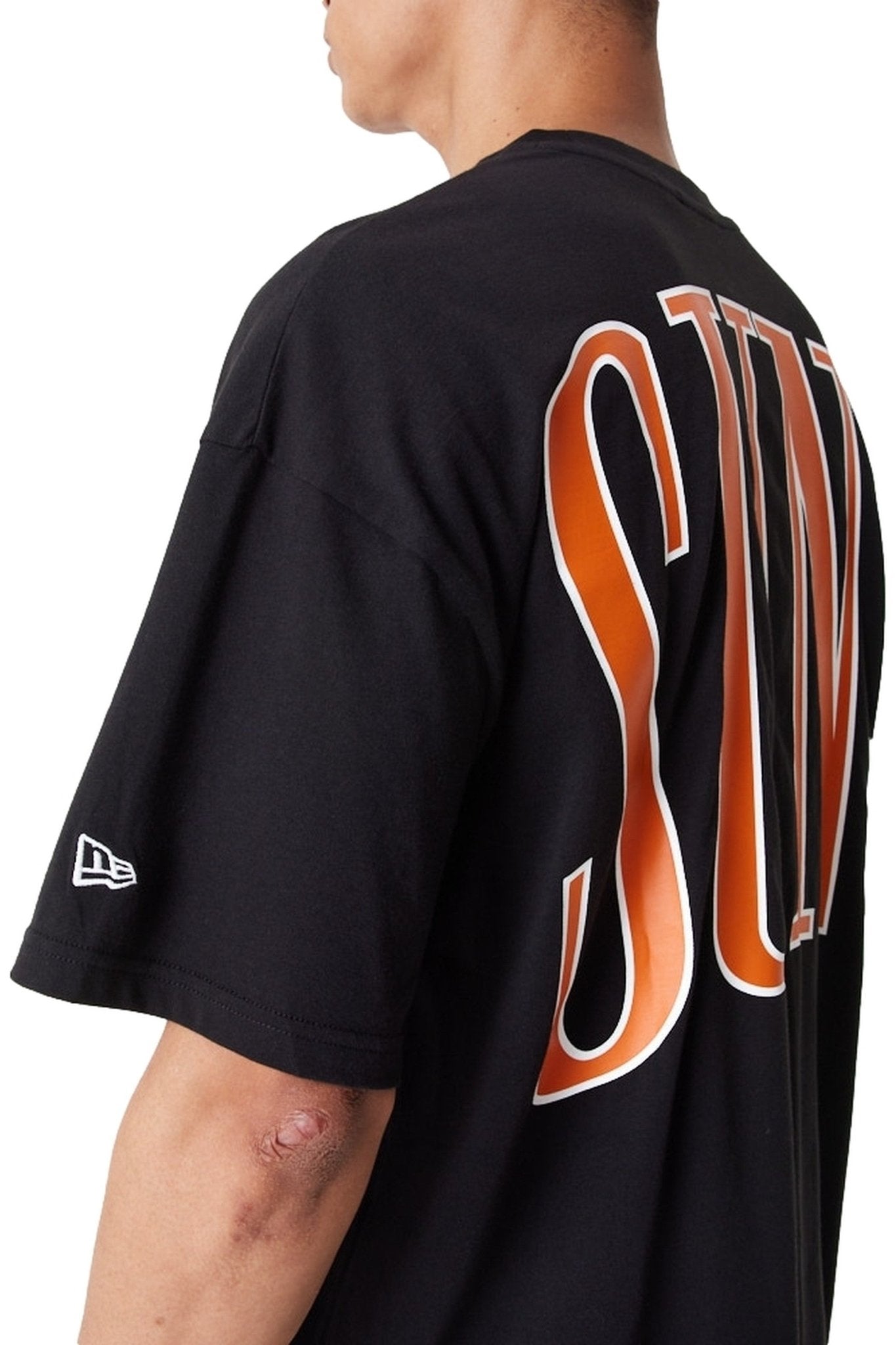 CAMISETA NEW ERA NEGRA SUNS ARCH WRDMRK OS TEE PHOSUN - AREA ZERO